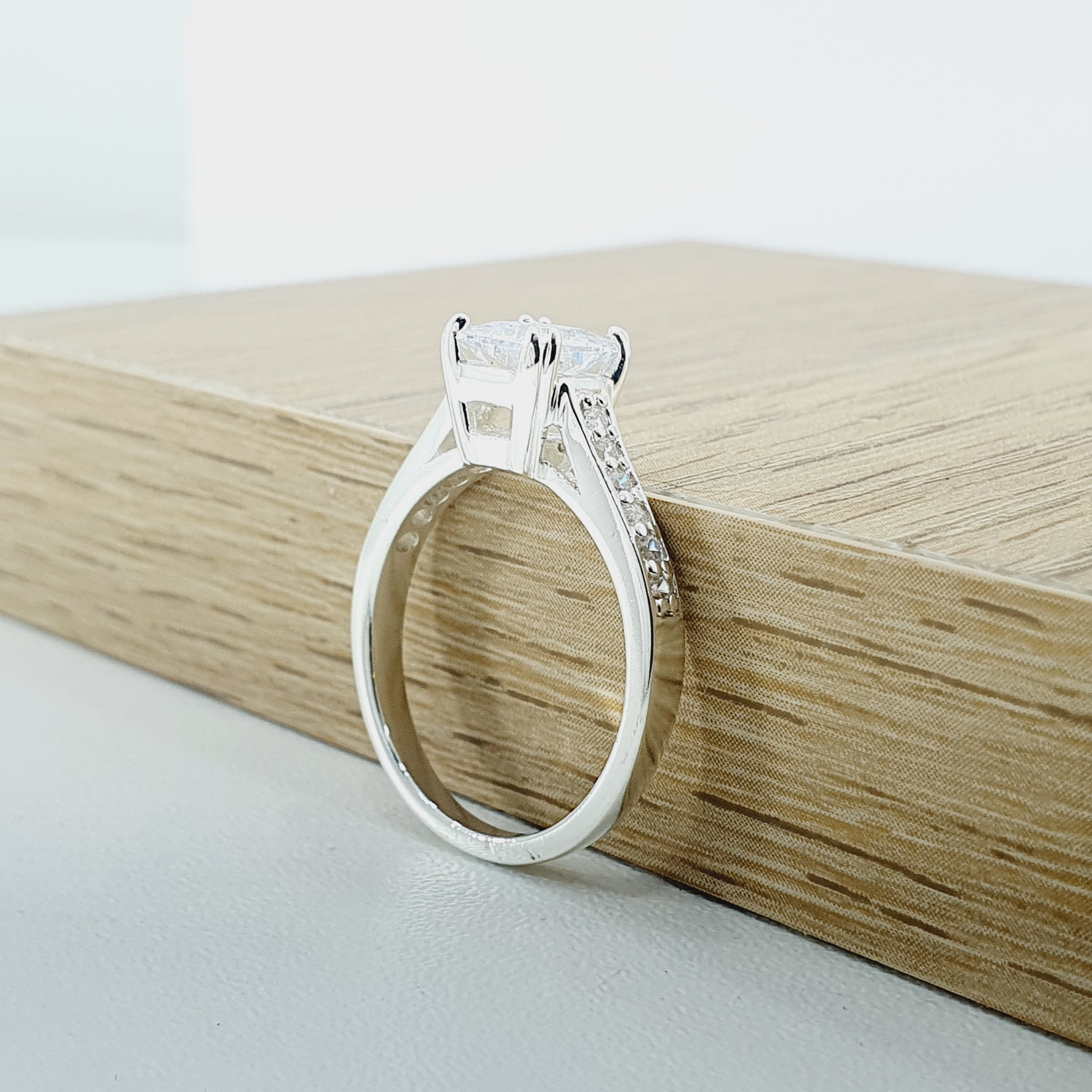 Anillo piedra cuadrada en plata.