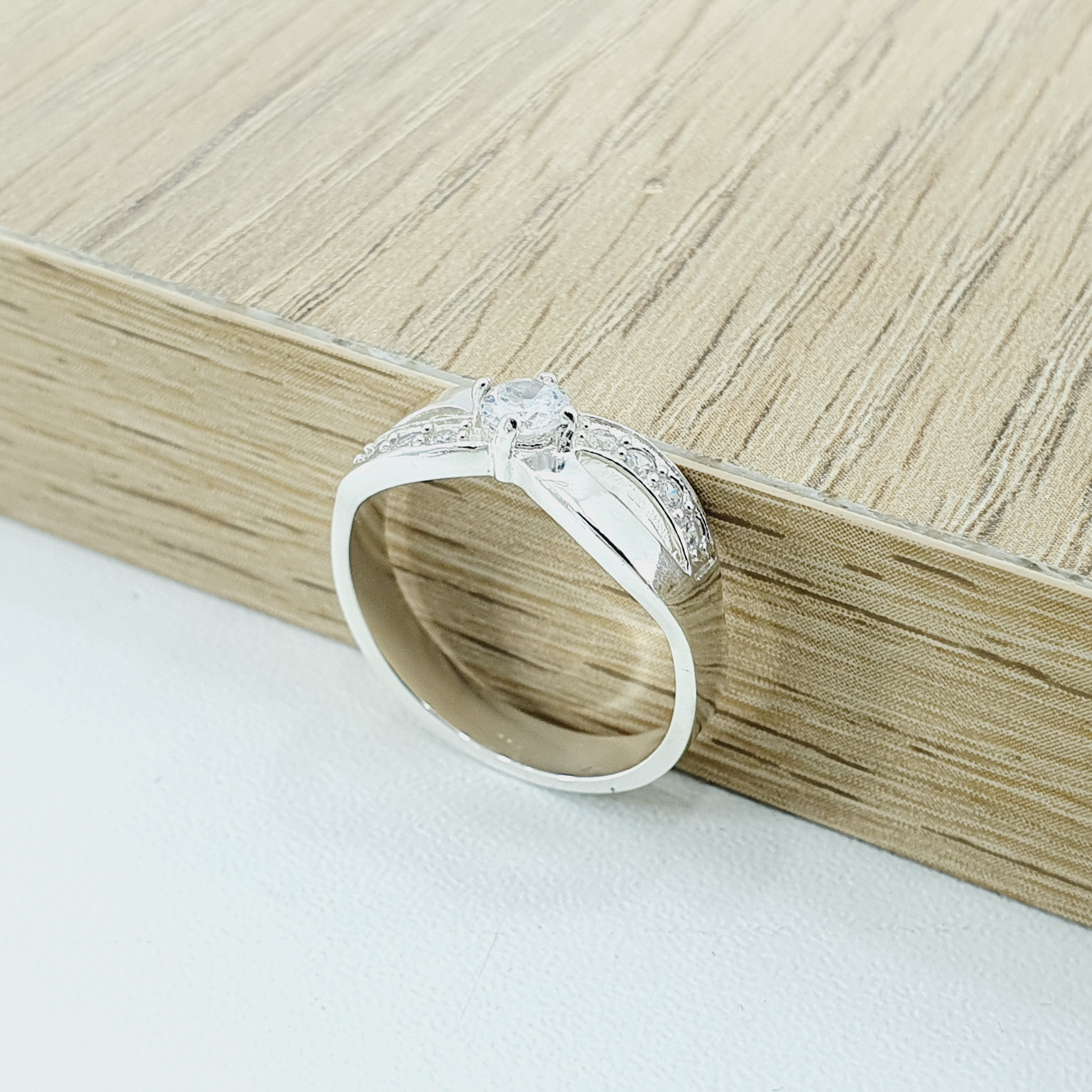 Sortija tipo infinito en plata