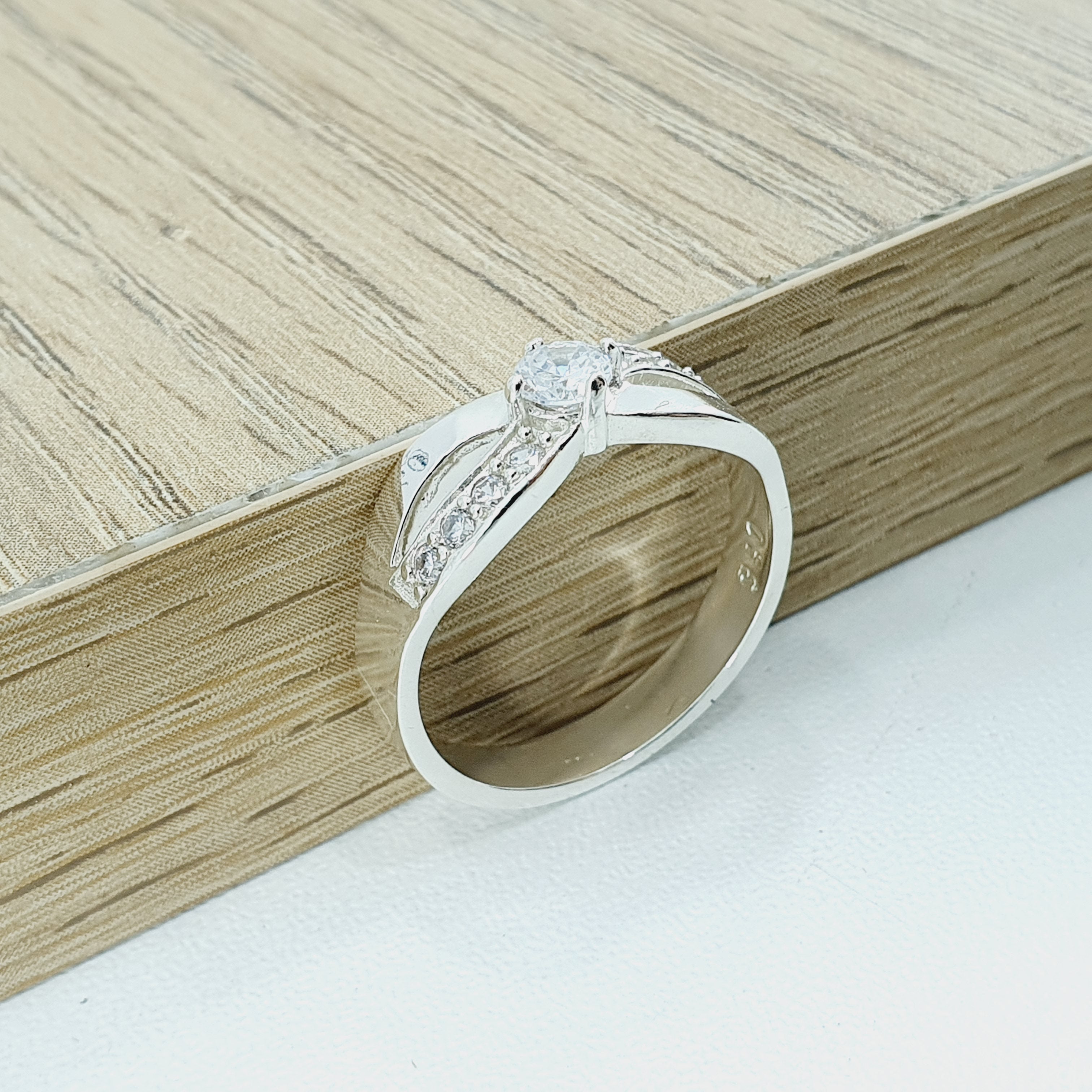 Sortija tipo infinito en plata