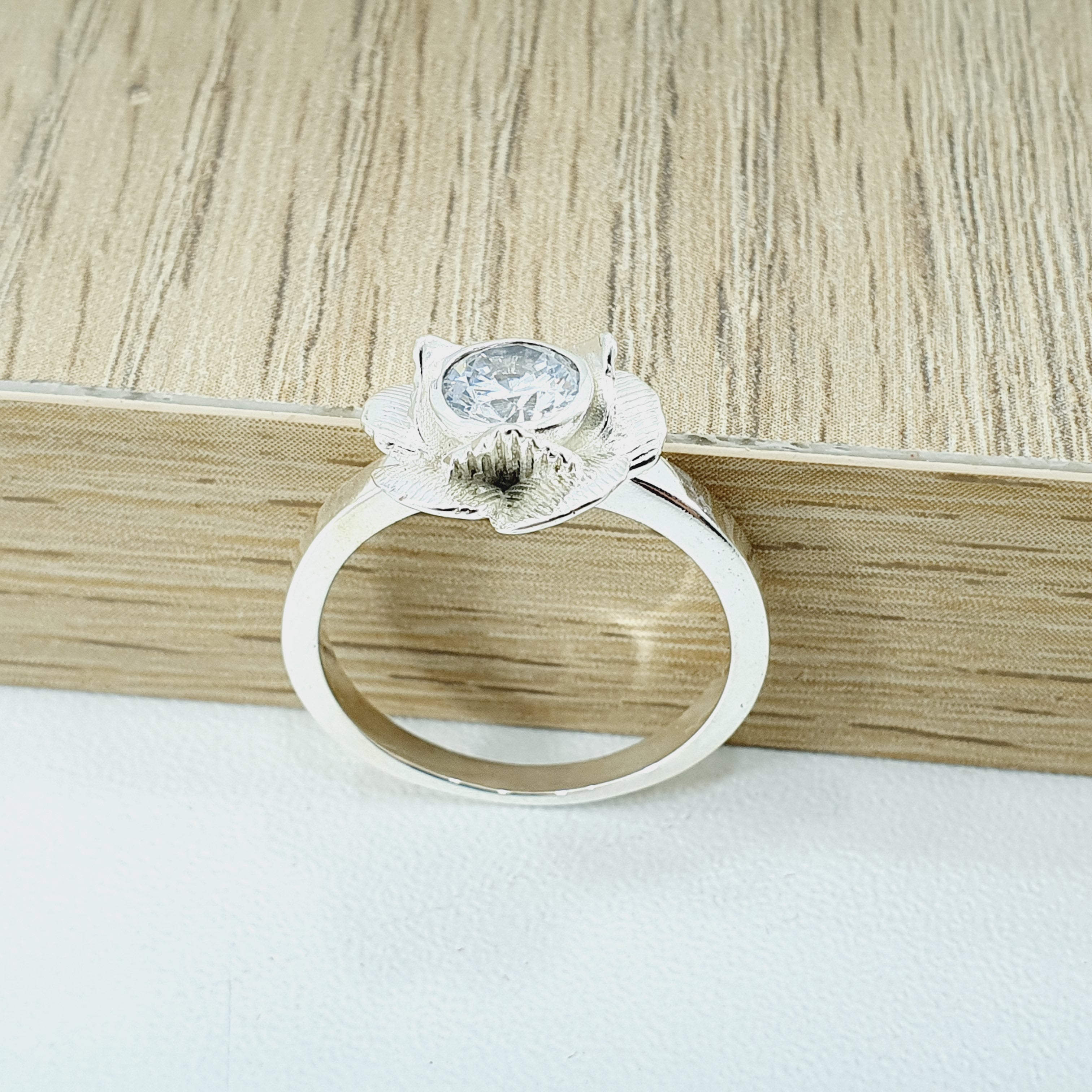 Anillo engaste de flor con circon