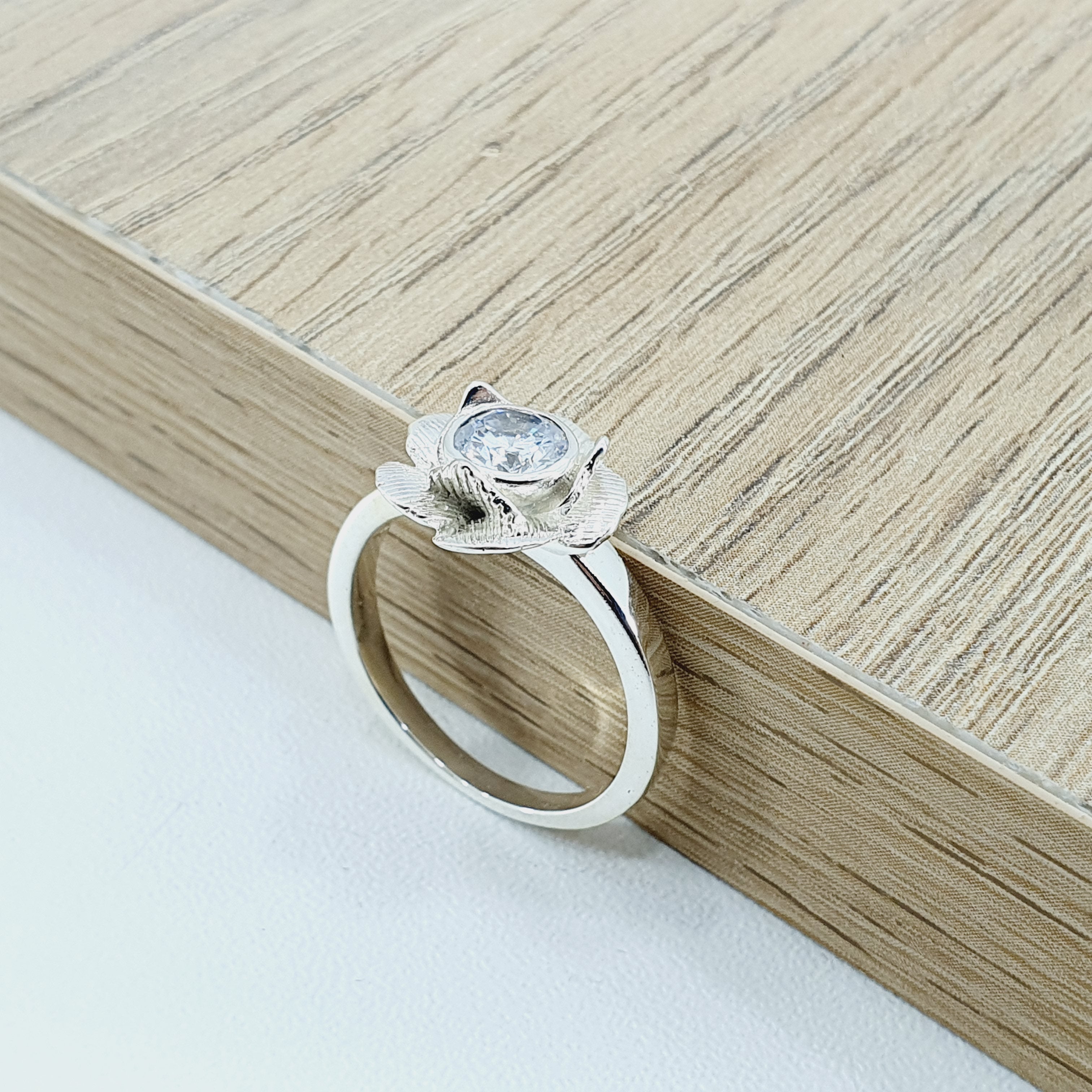 Anillo engaste de flor con circon