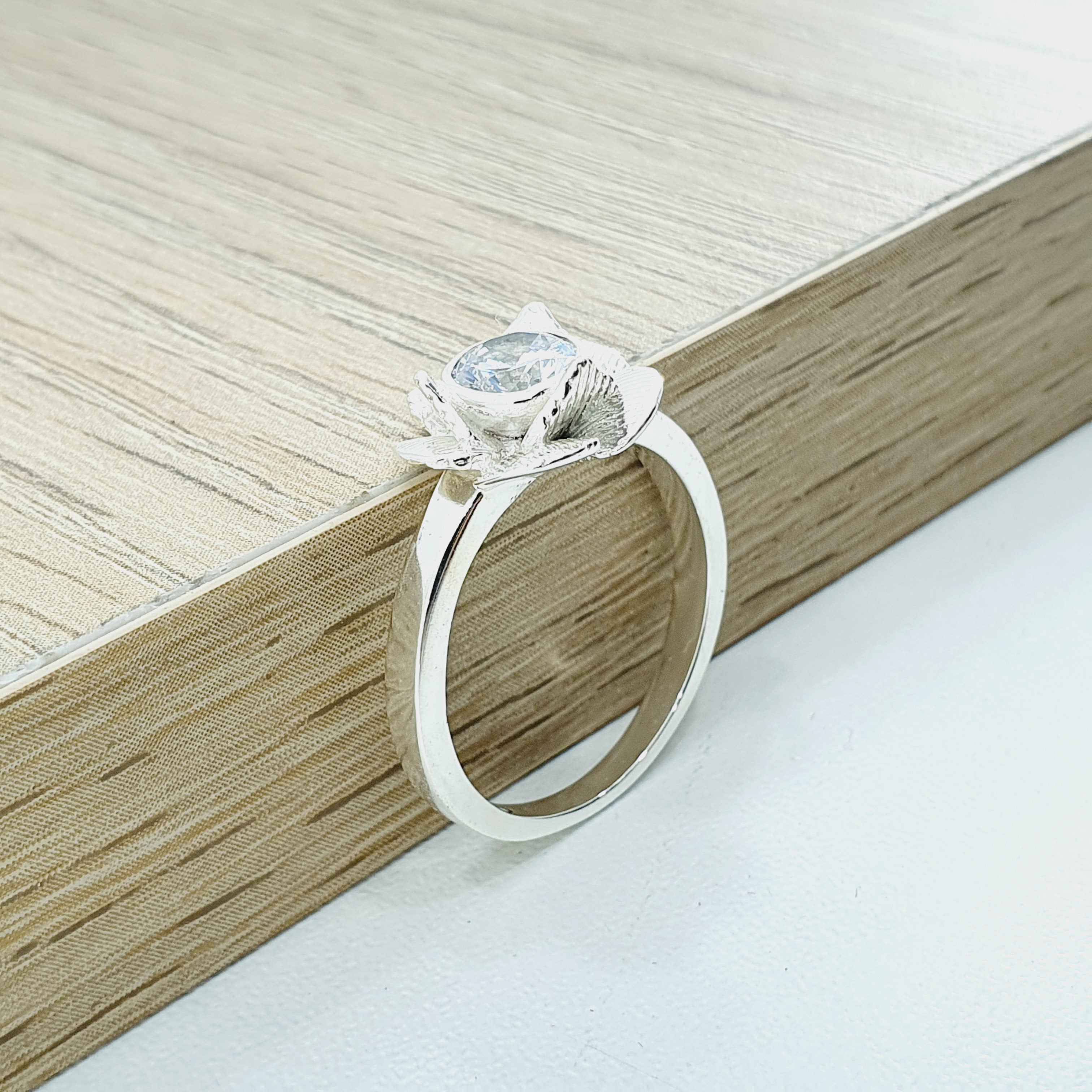 Anillo engaste de flor con circon