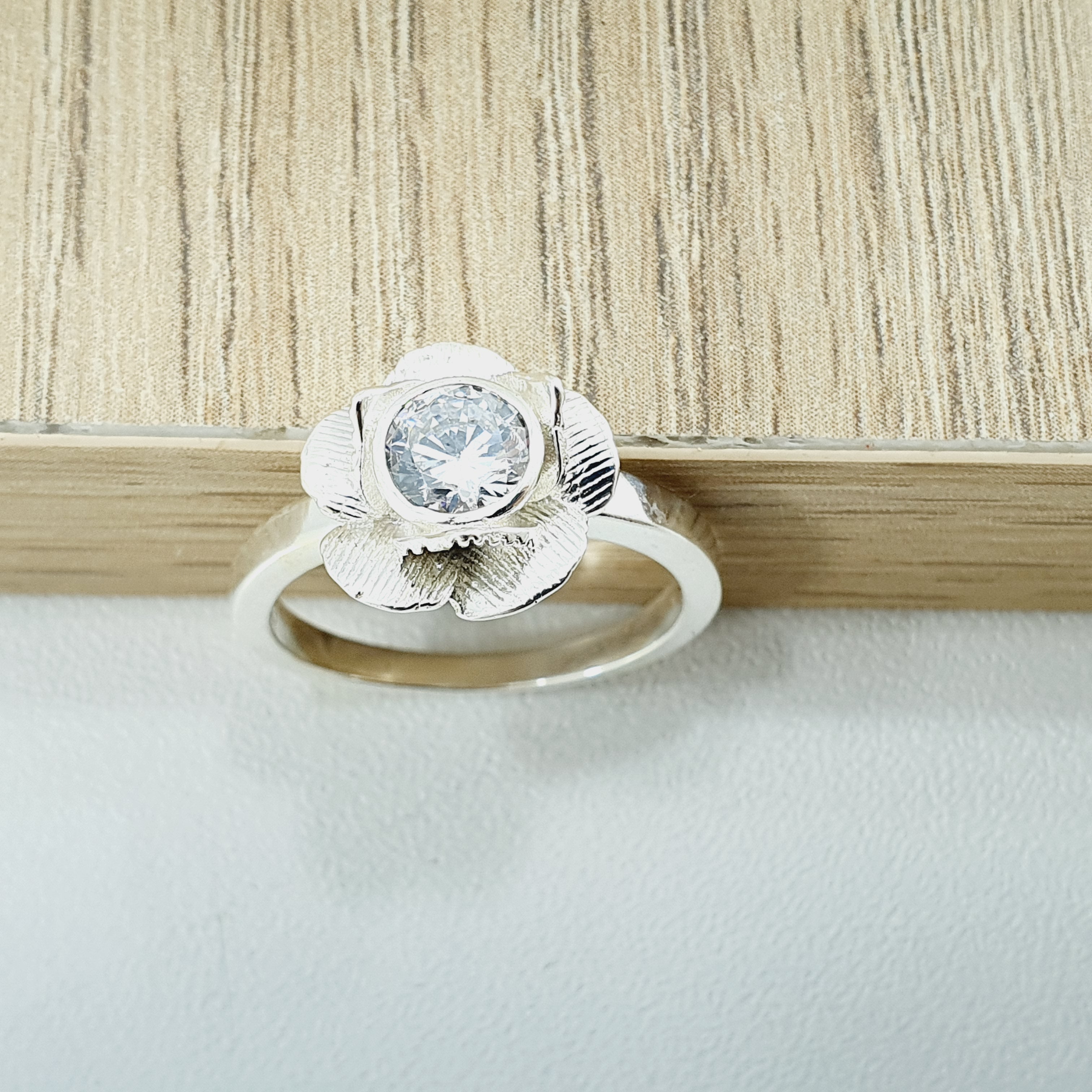 Anillo engaste de flor con circon