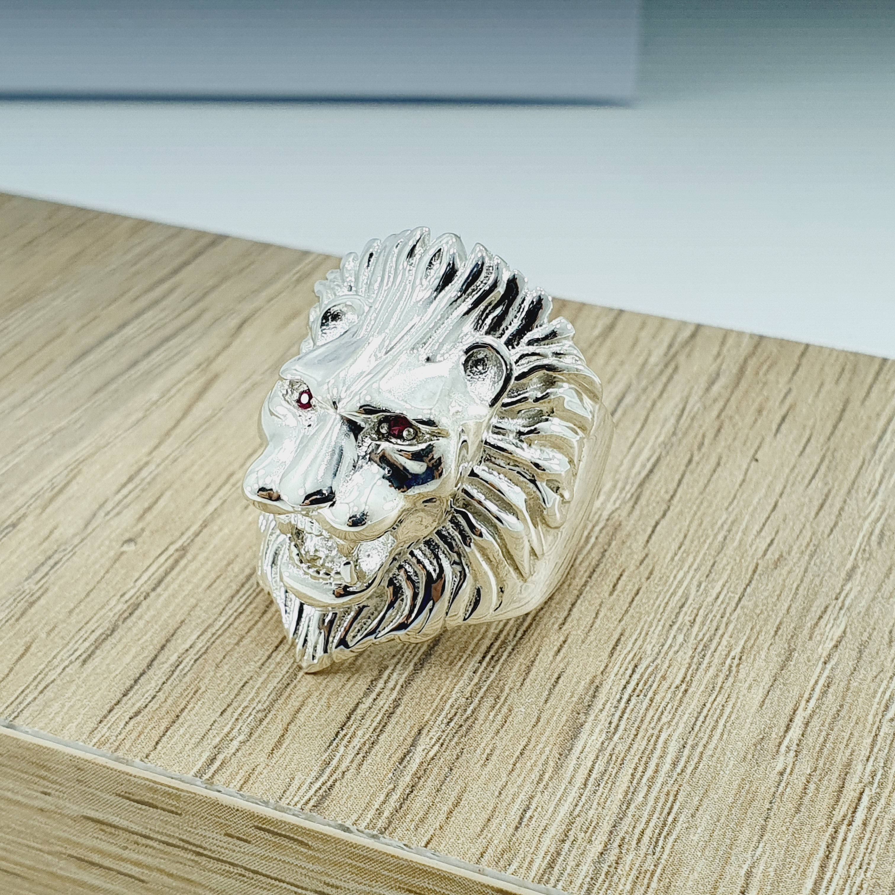 Chevalier de León en plata con circones