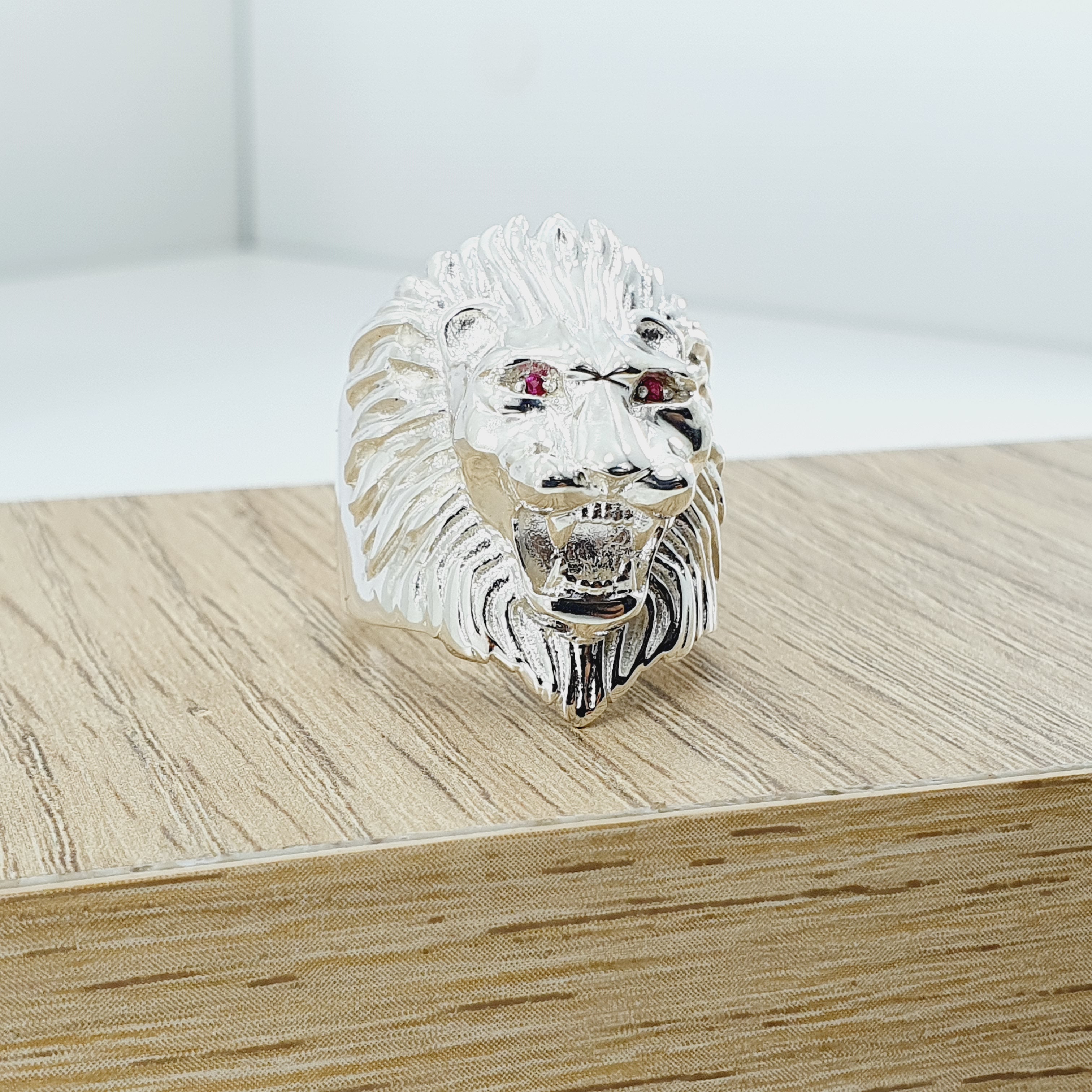 Chevalier de León en plata con circones