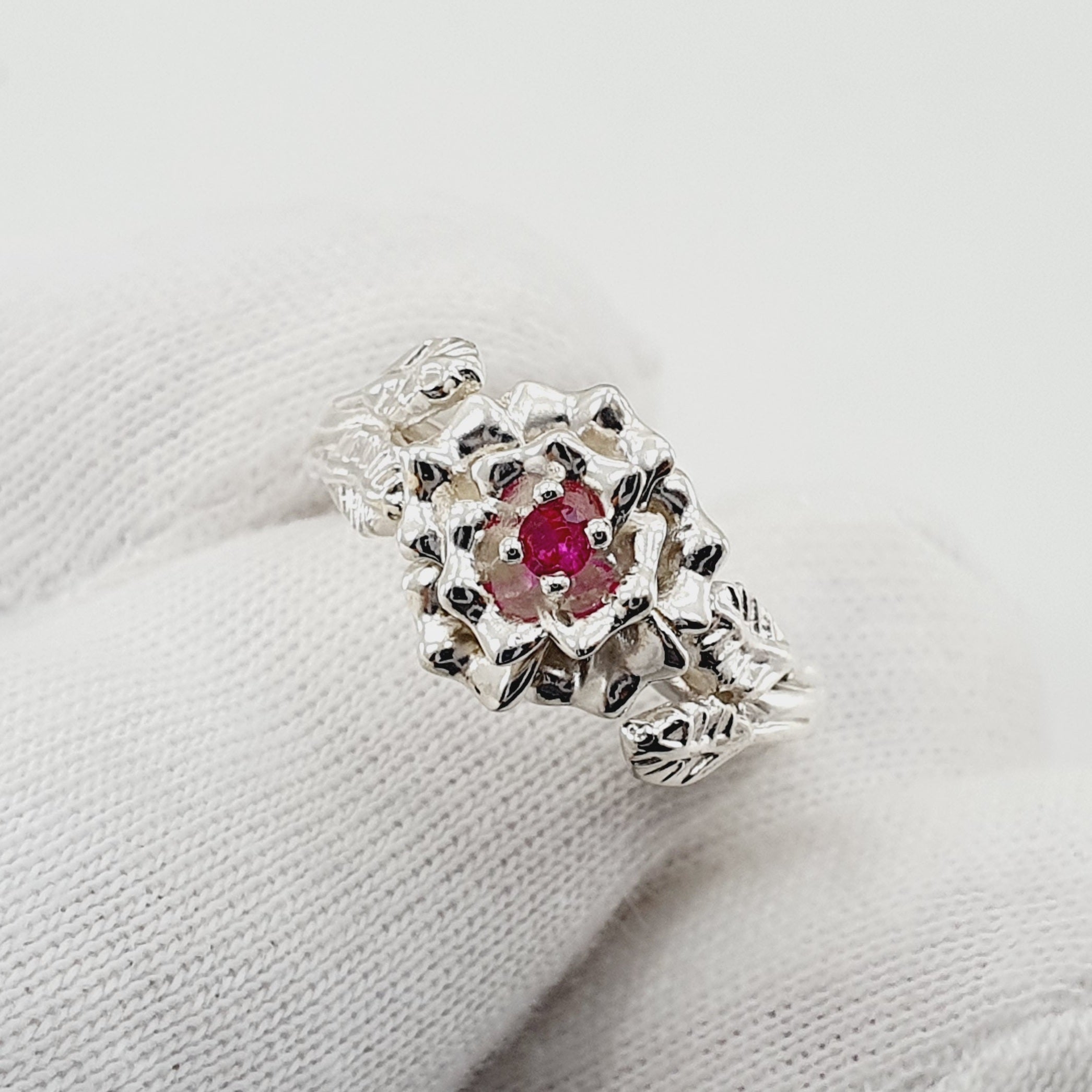 Anillo tipo flor labrada en plata con circon