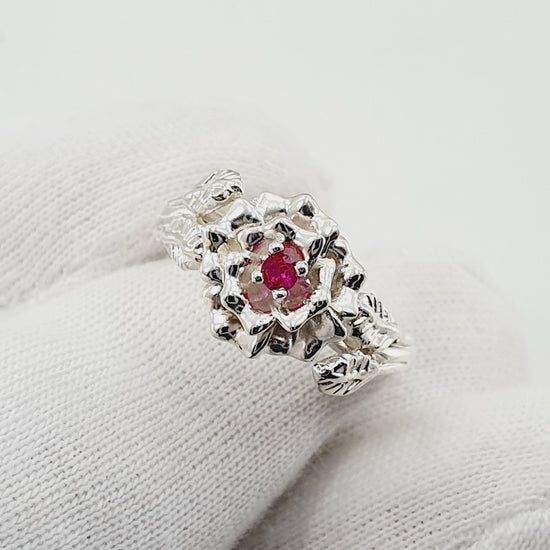 Anillo tipo flor labrada en plata con circón – Jade18k