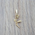 Dije de Flor labrado oro 18k