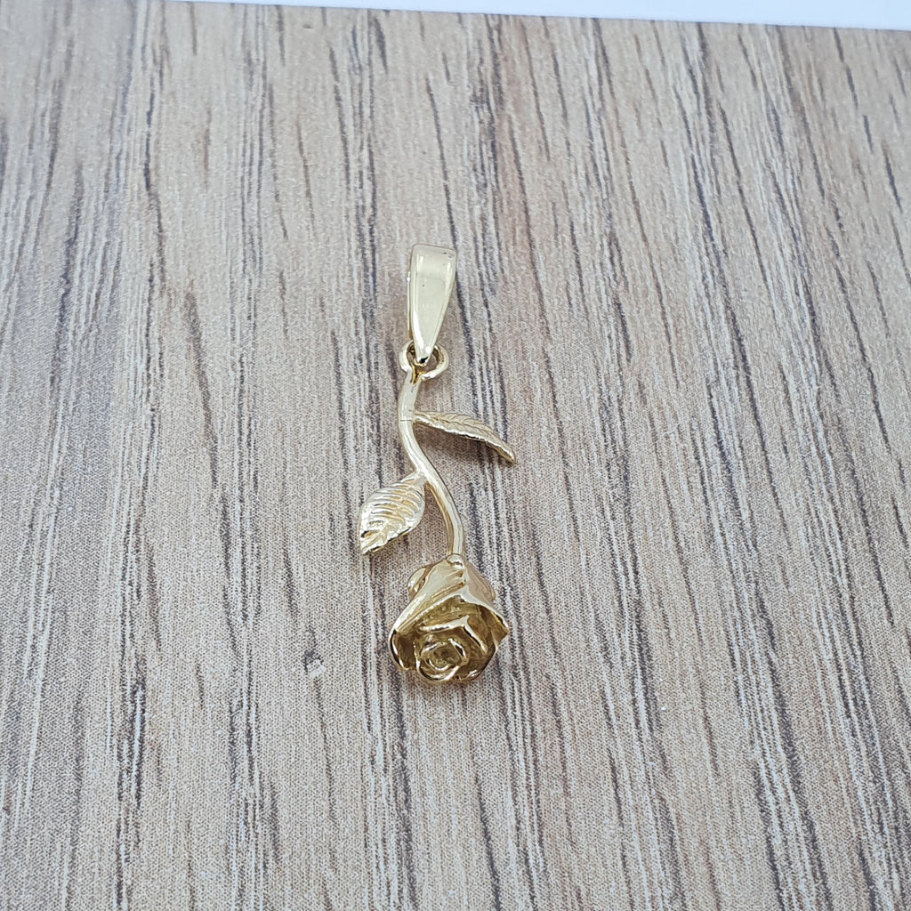 Dije de flor en oro 18k