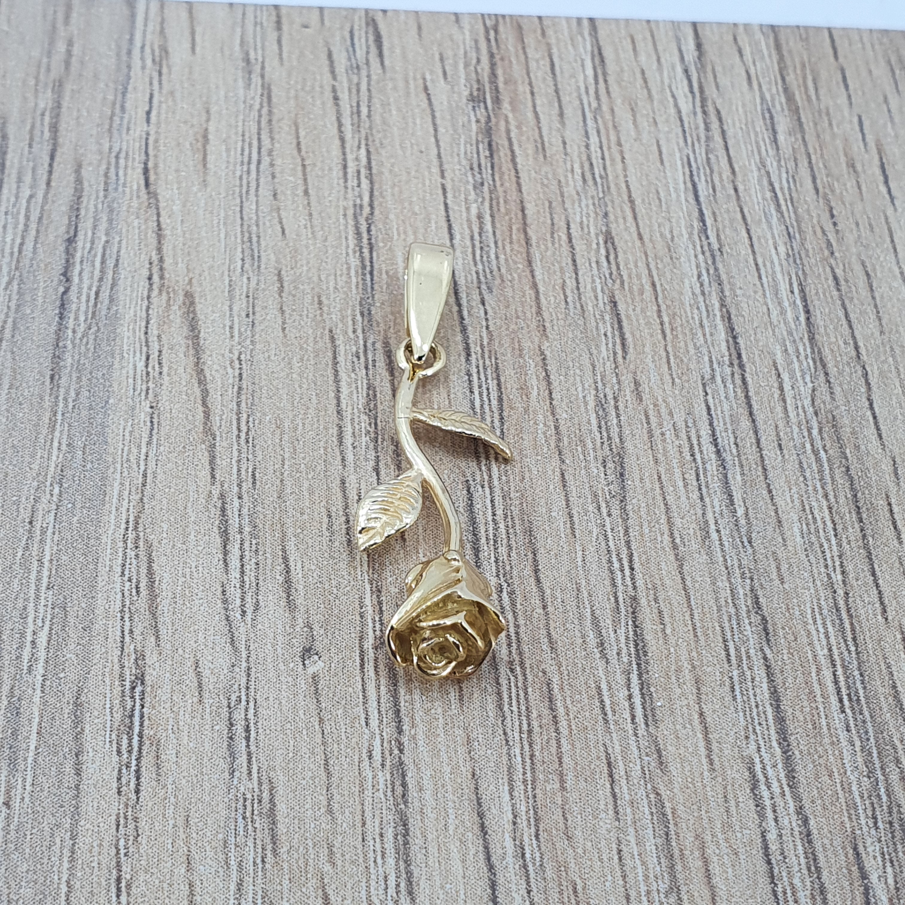 Dije de flor en oro 18k