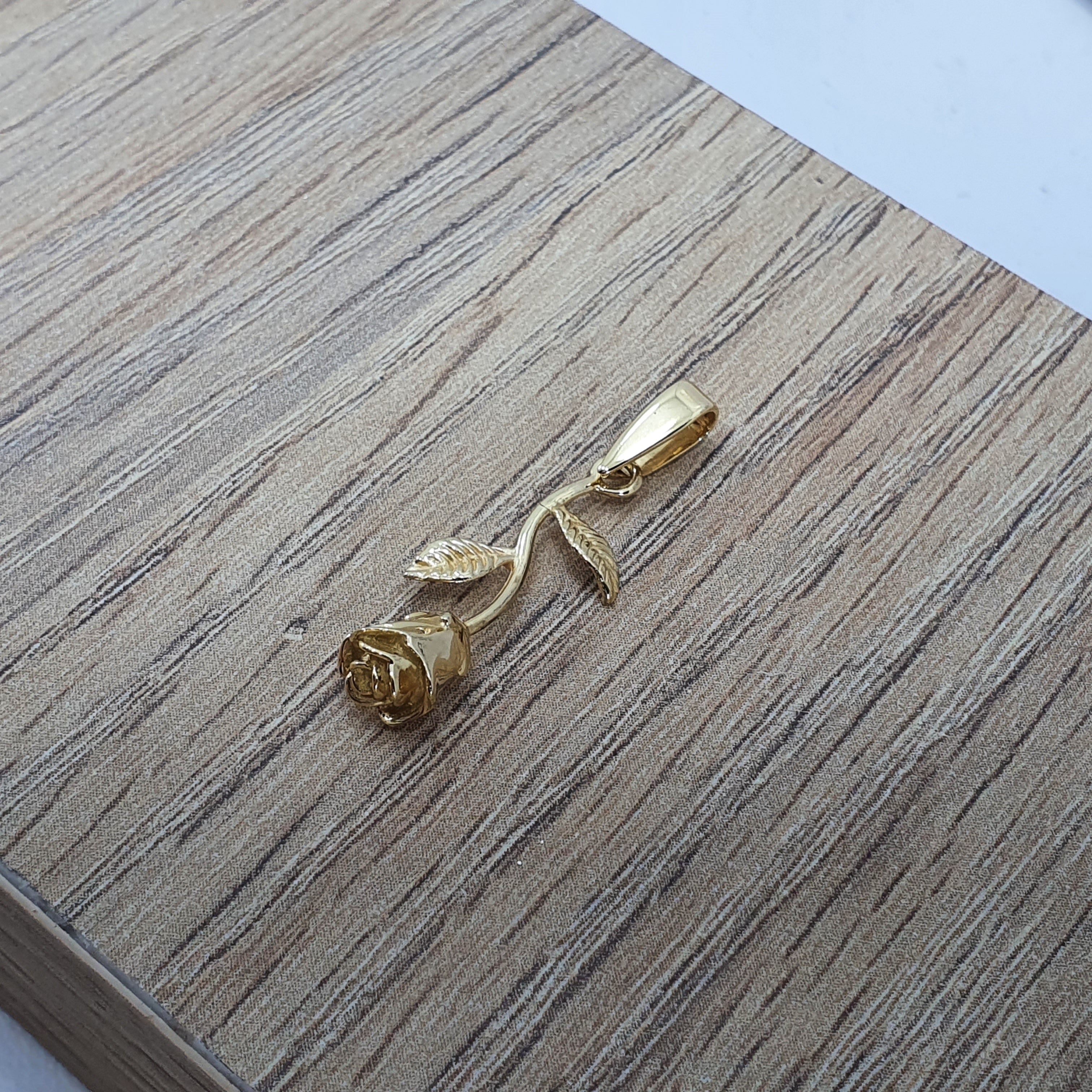 Dije de flor en oro 18k