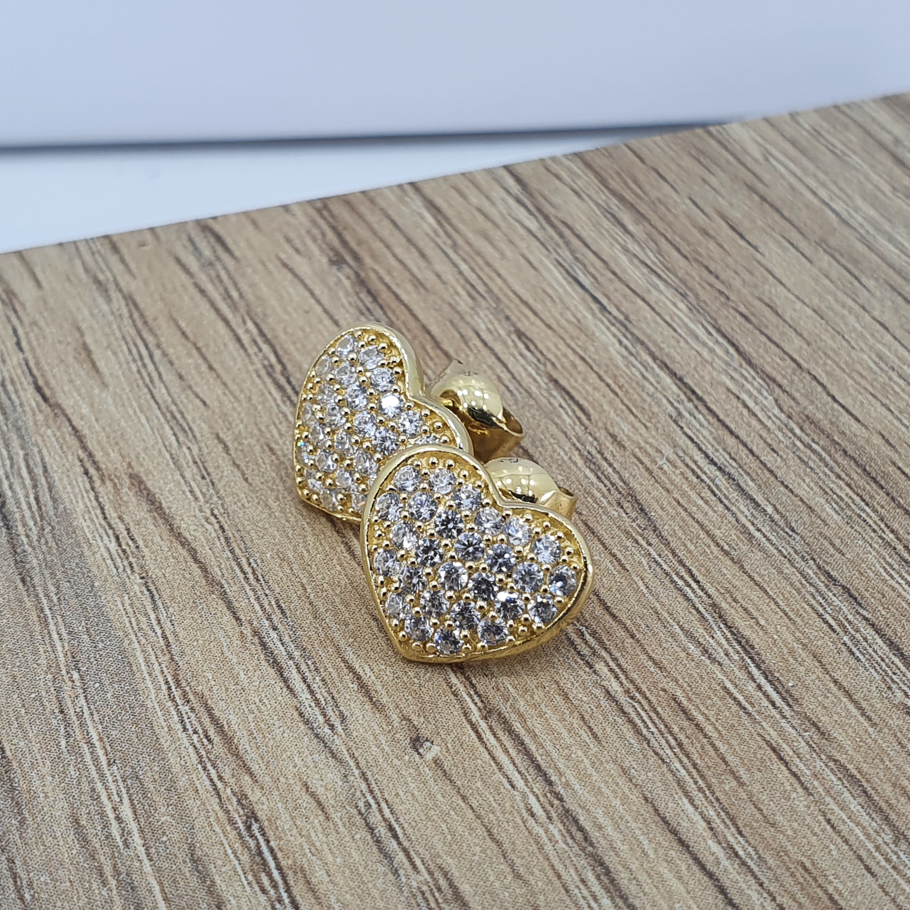 Aretes de corazón en oro con circones de primera en oro18k