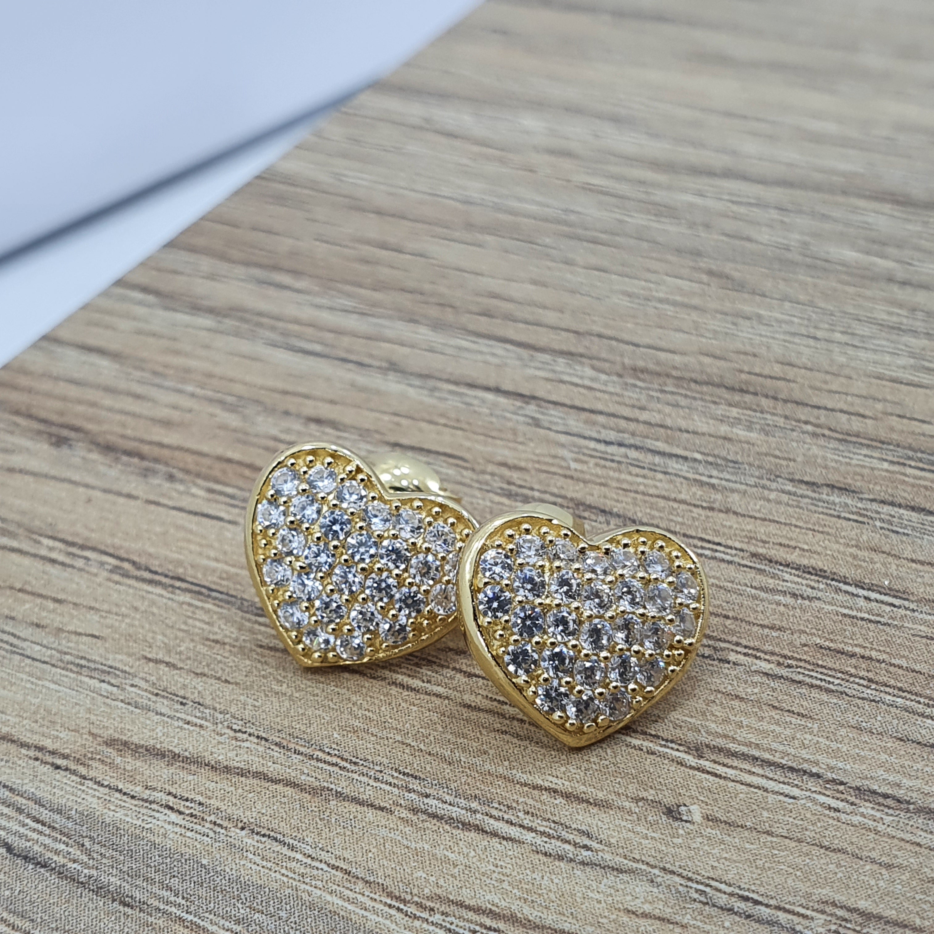 Aretes de corazón en oro con circones de primera en oro18k