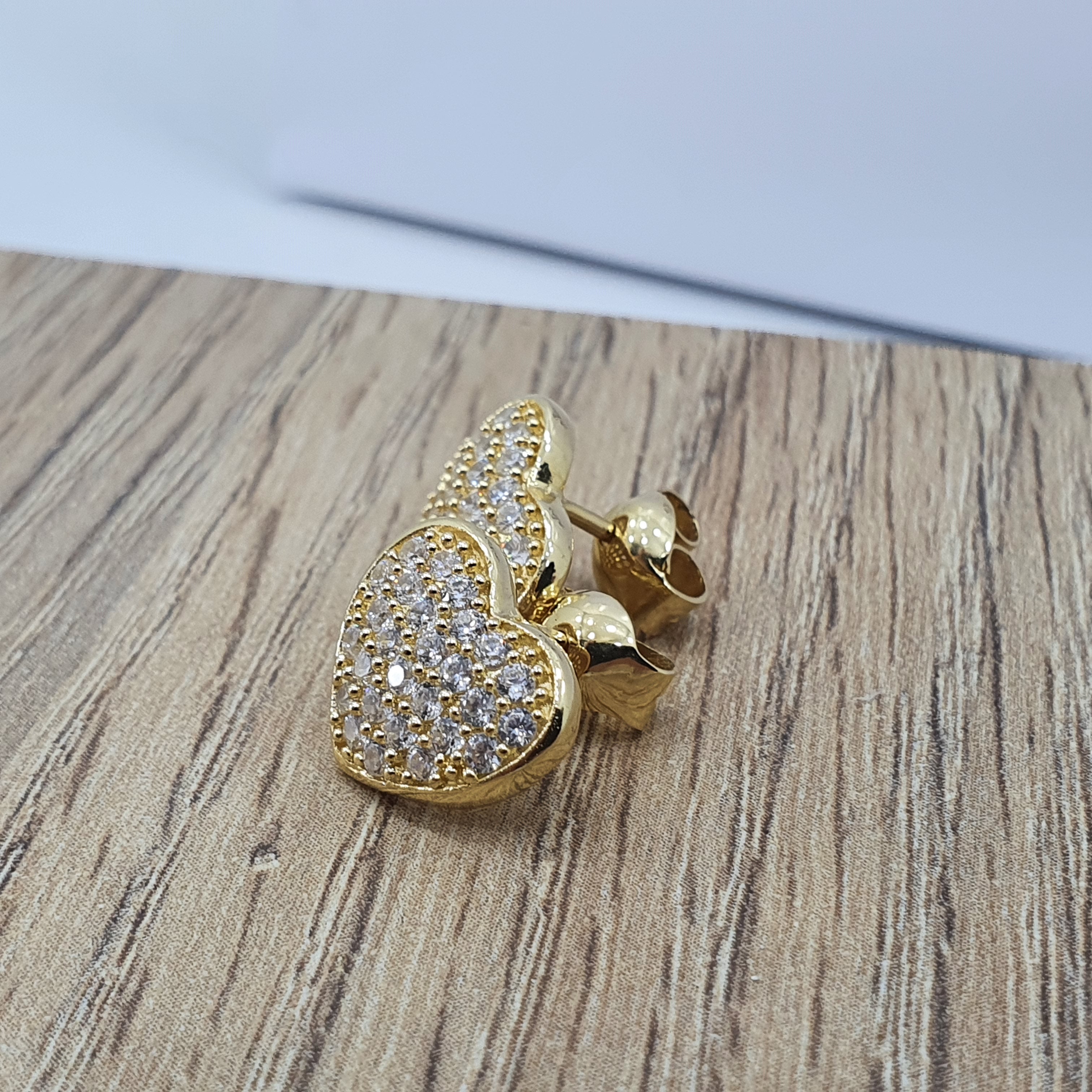 Aretes de corazón en oro con circones de primera en oro18k