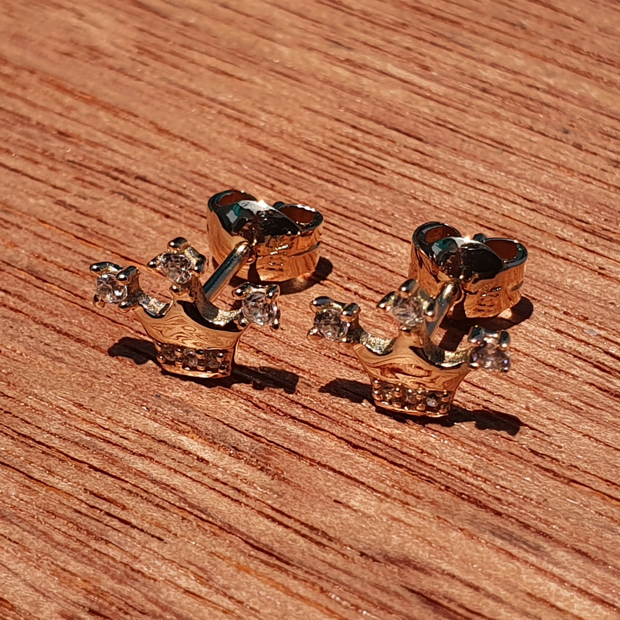 Aretes arete de corona reina en oro 18k