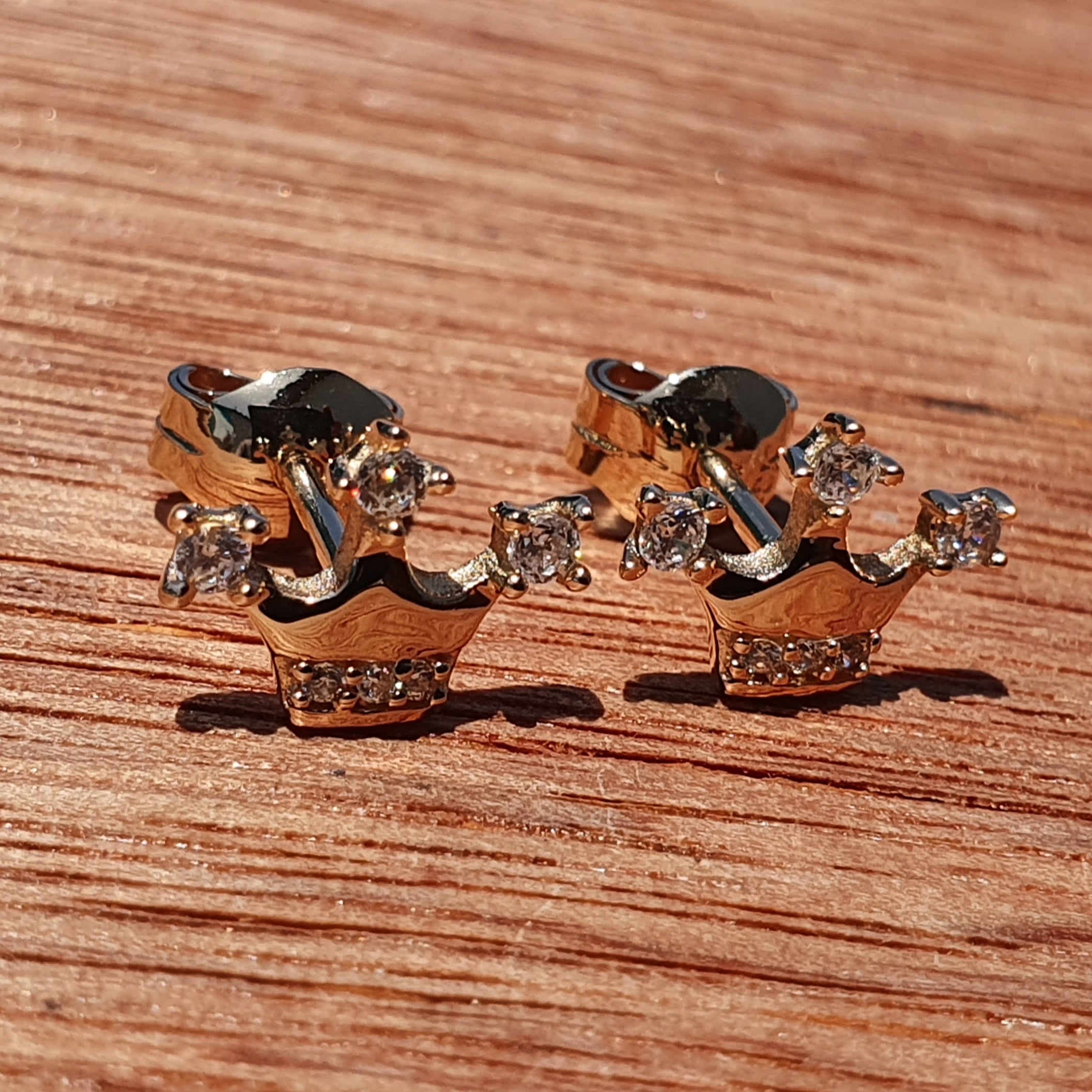 Aretes arete de corona reina en oro 18k