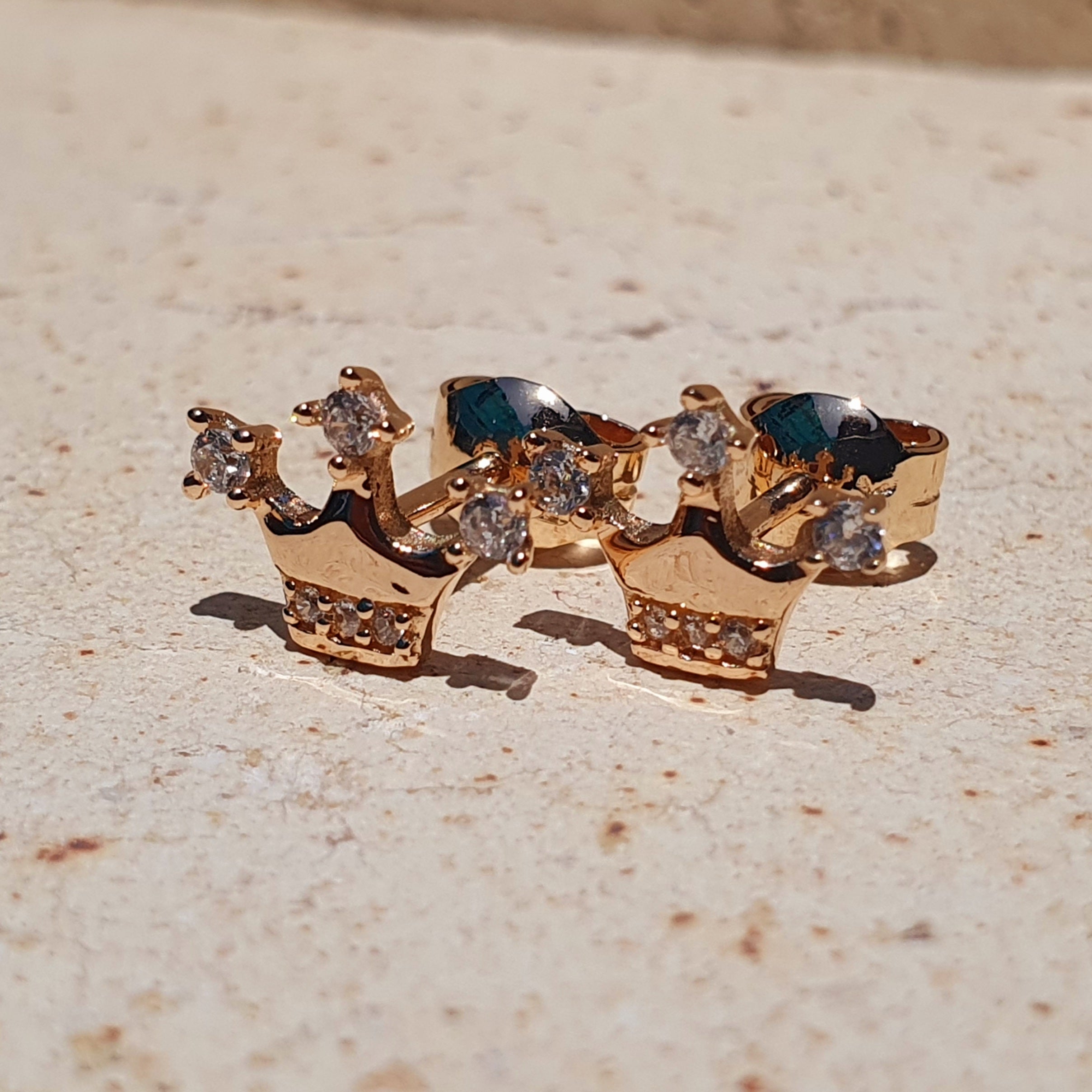 Aretes arete de corona reina en oro 18k