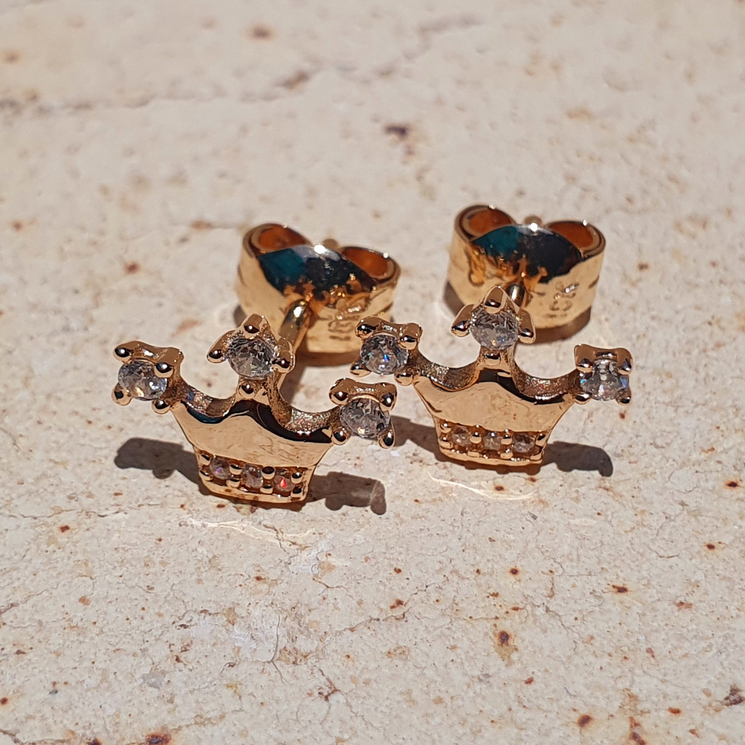 Aretes arete de corona reina en oro 18k