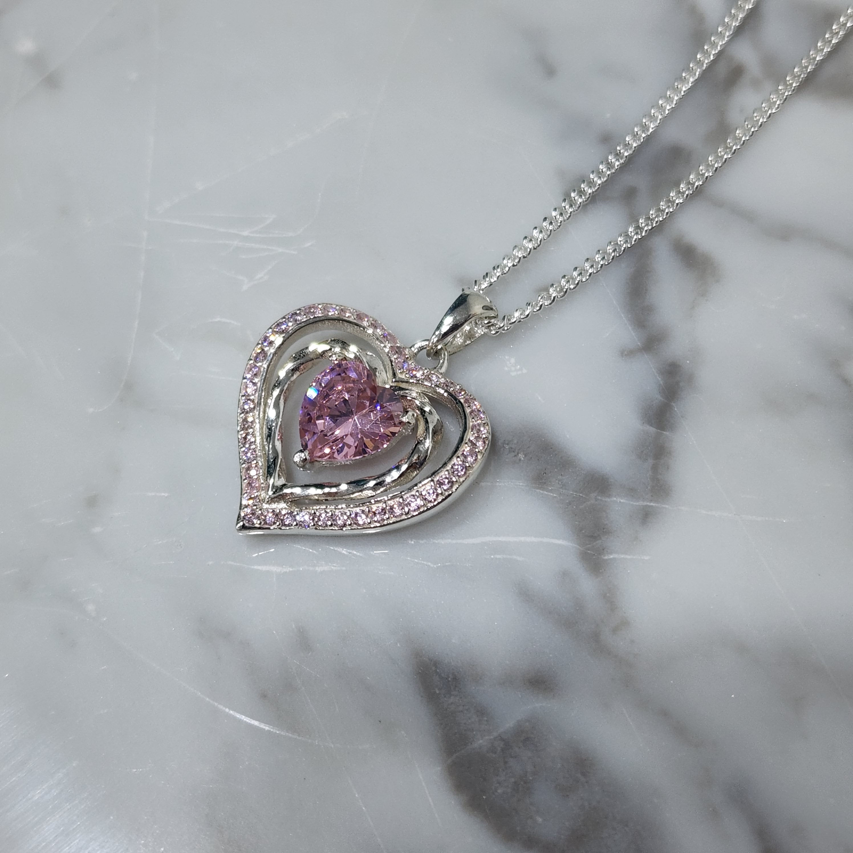 Dije de amor en plata ley