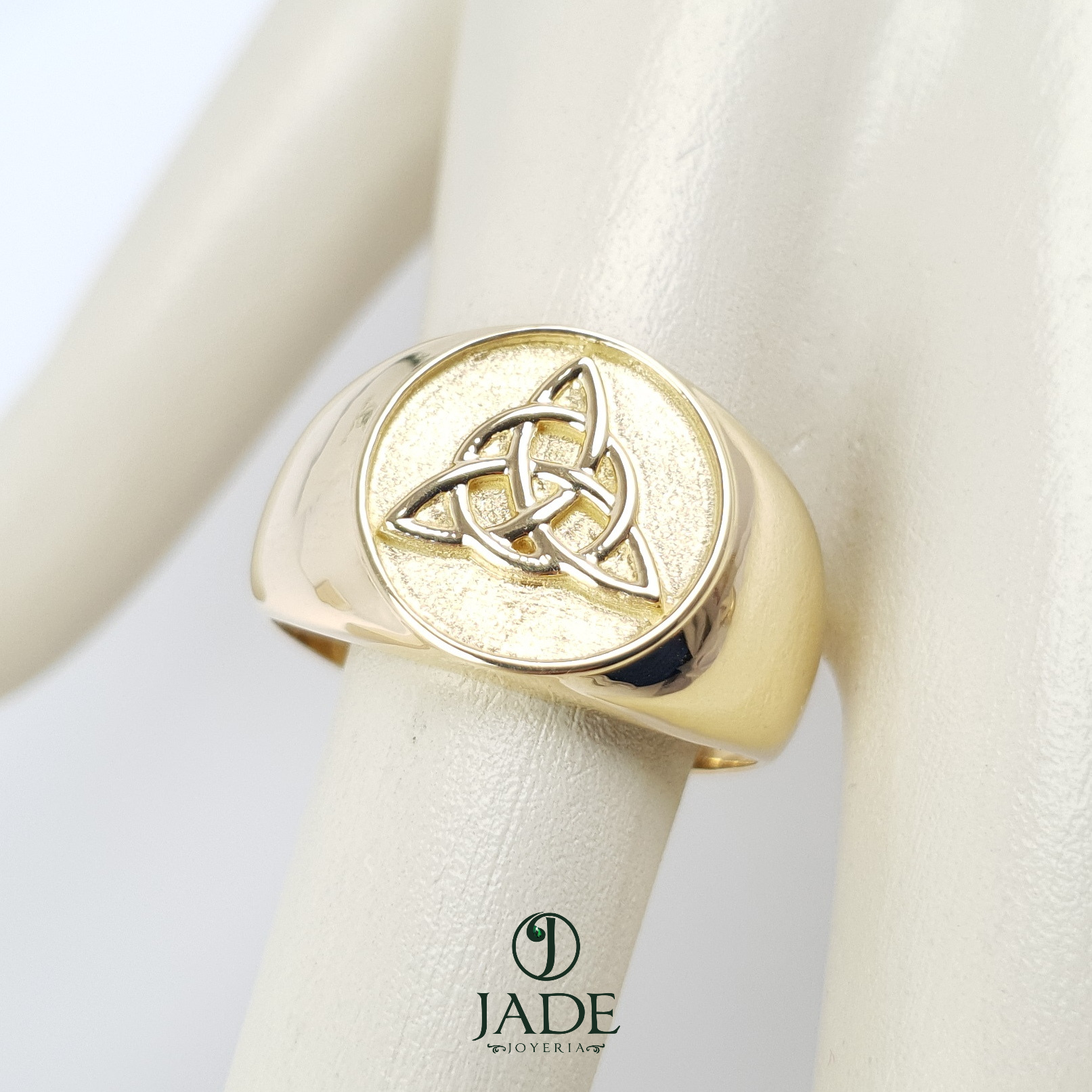 Chevalier con símbolo de triqueta