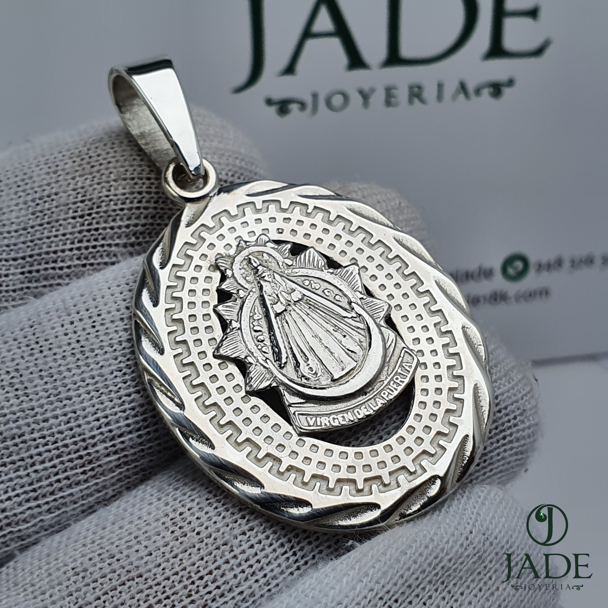 Dije de virgen de la puerta en plata fina
