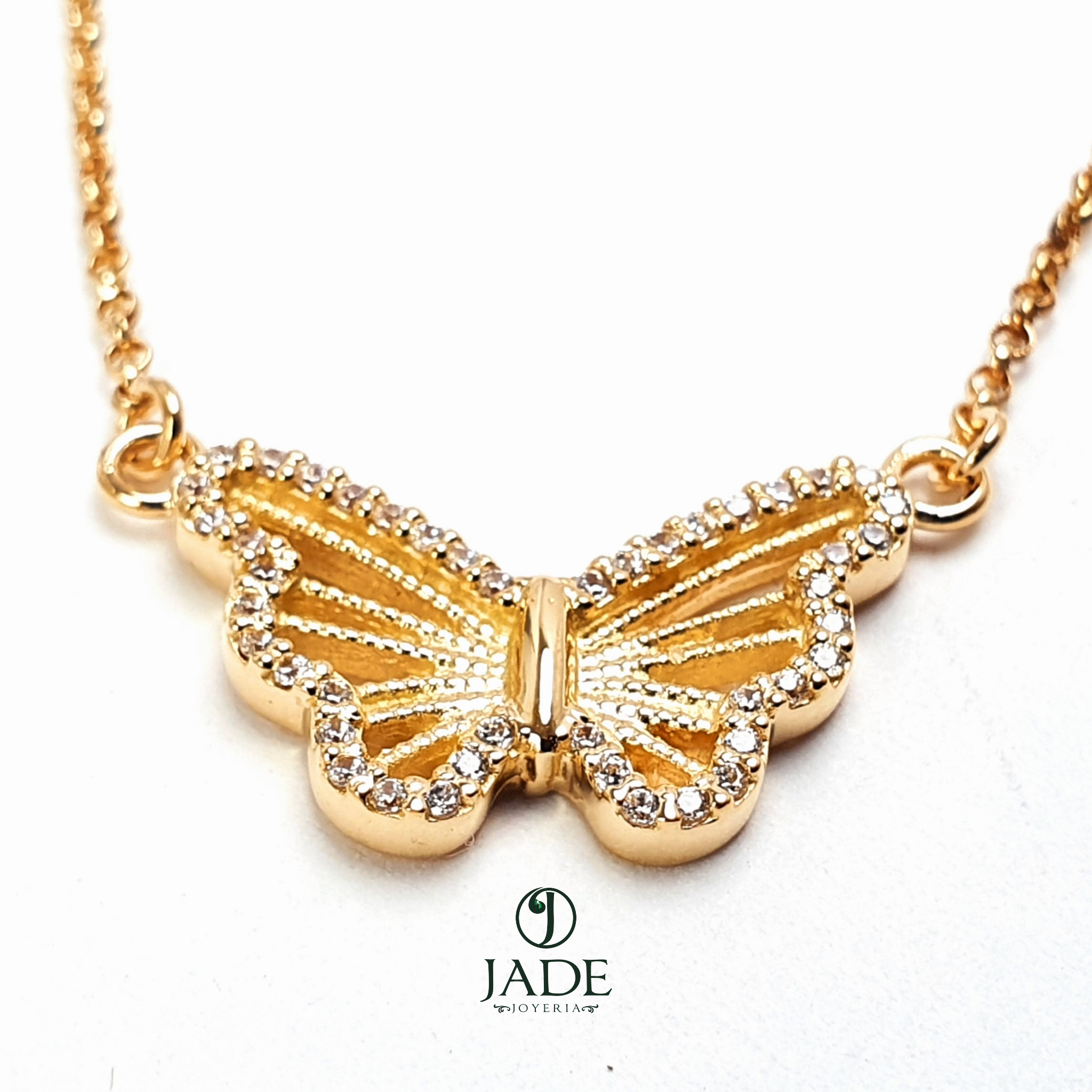 Collar con dije de mariposa
