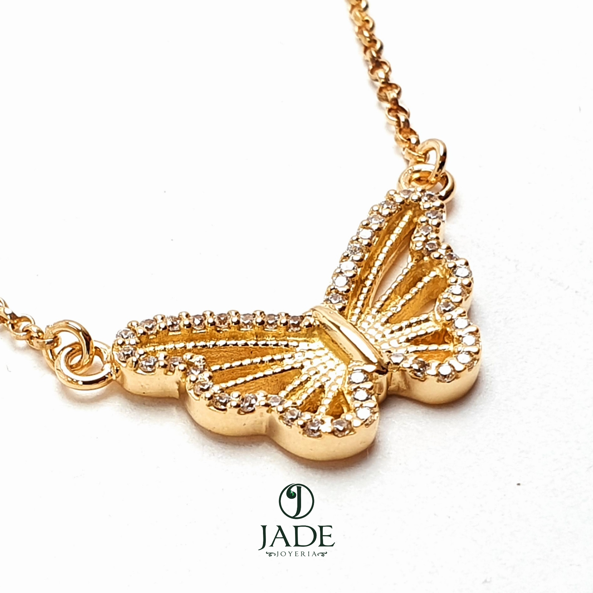 Collar con dije de mariposa