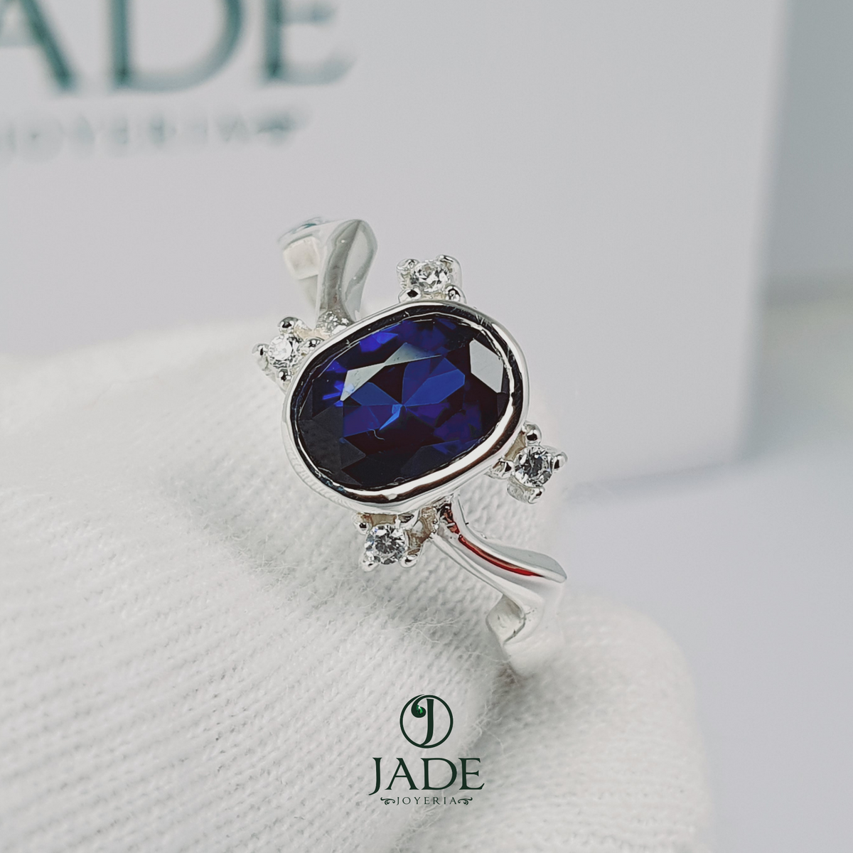 Anillo de piedra azul en plata fina