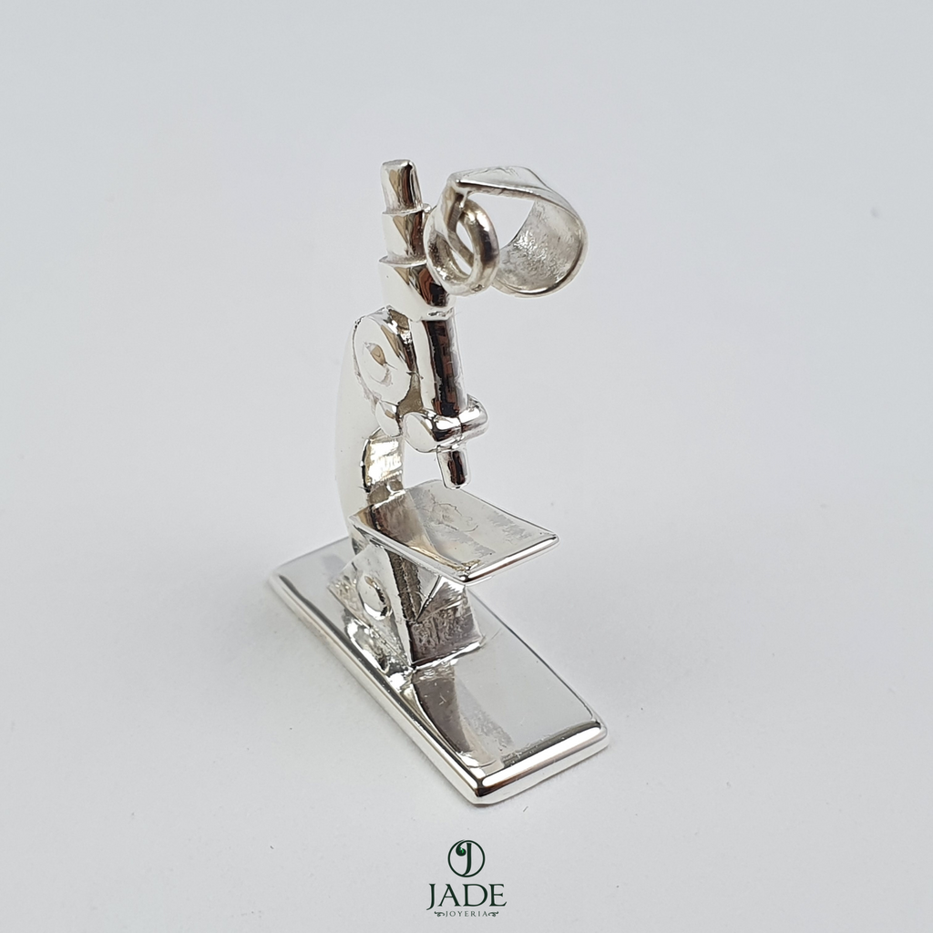 Dije de microscopio en plata fina
