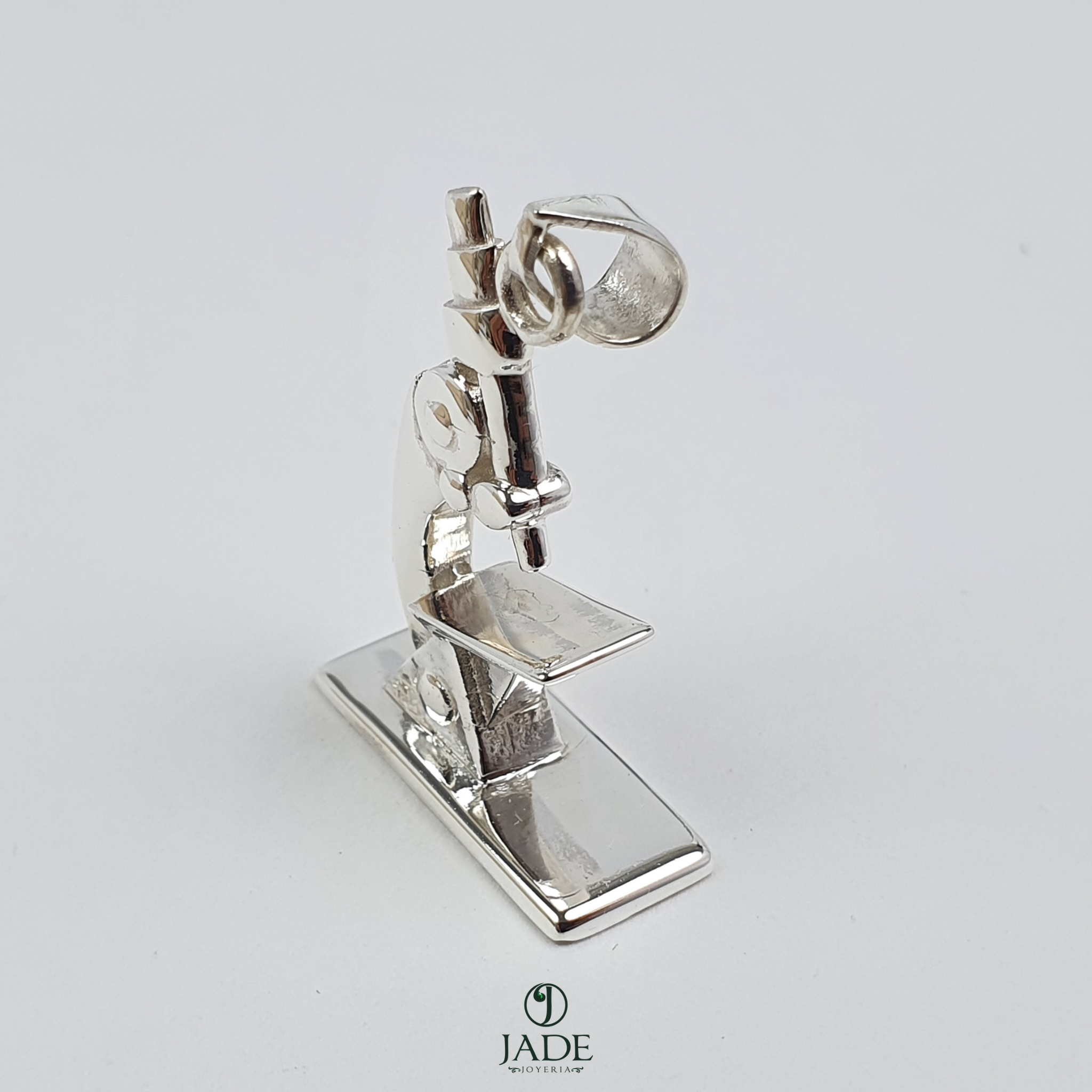 Dije de microscopio en plata fina