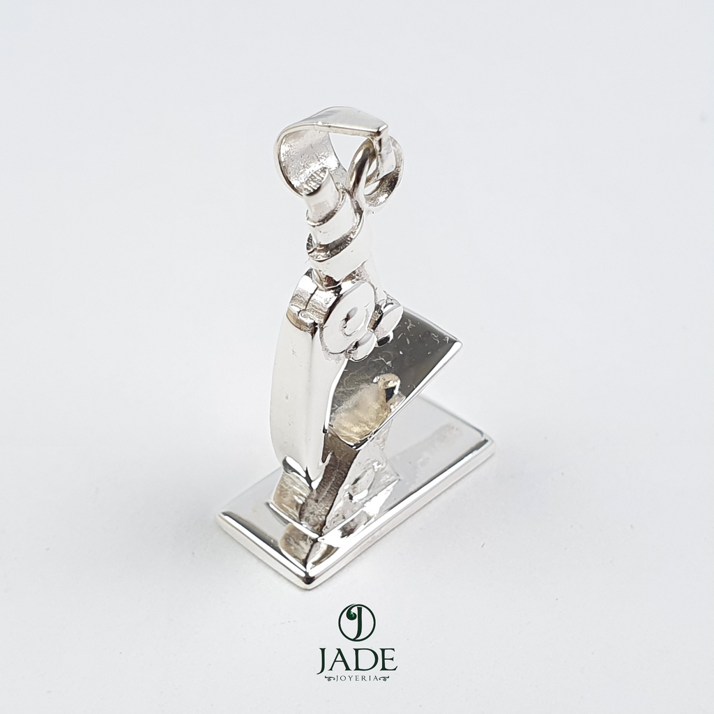 Dije de microscopio en plata fina