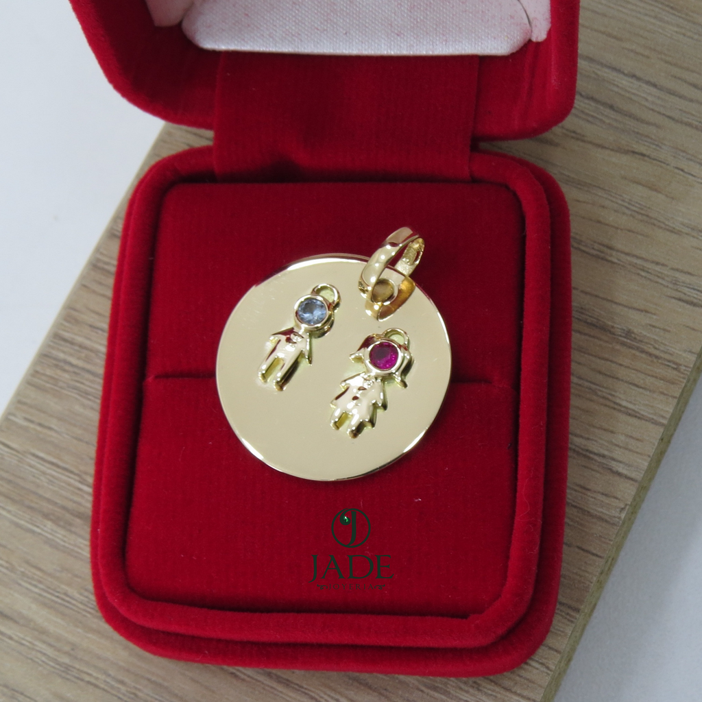 Dije circular con niños en alto relieve