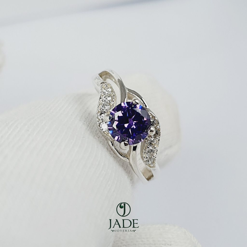 Anillo con piedra morada en plata fina