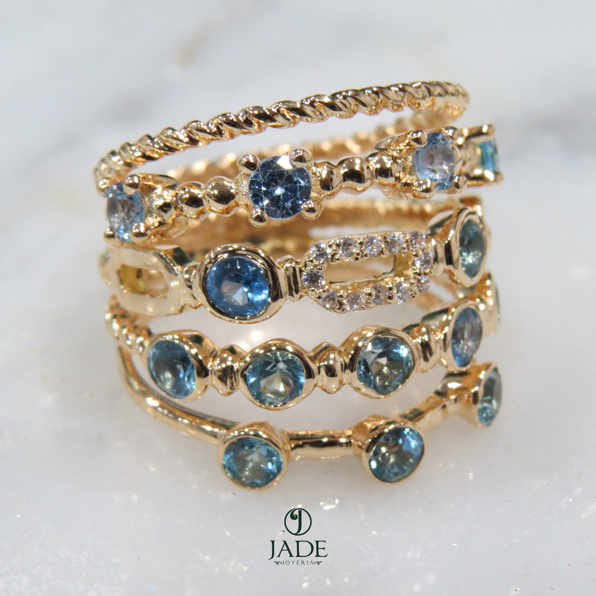 Anillo con topacio azul