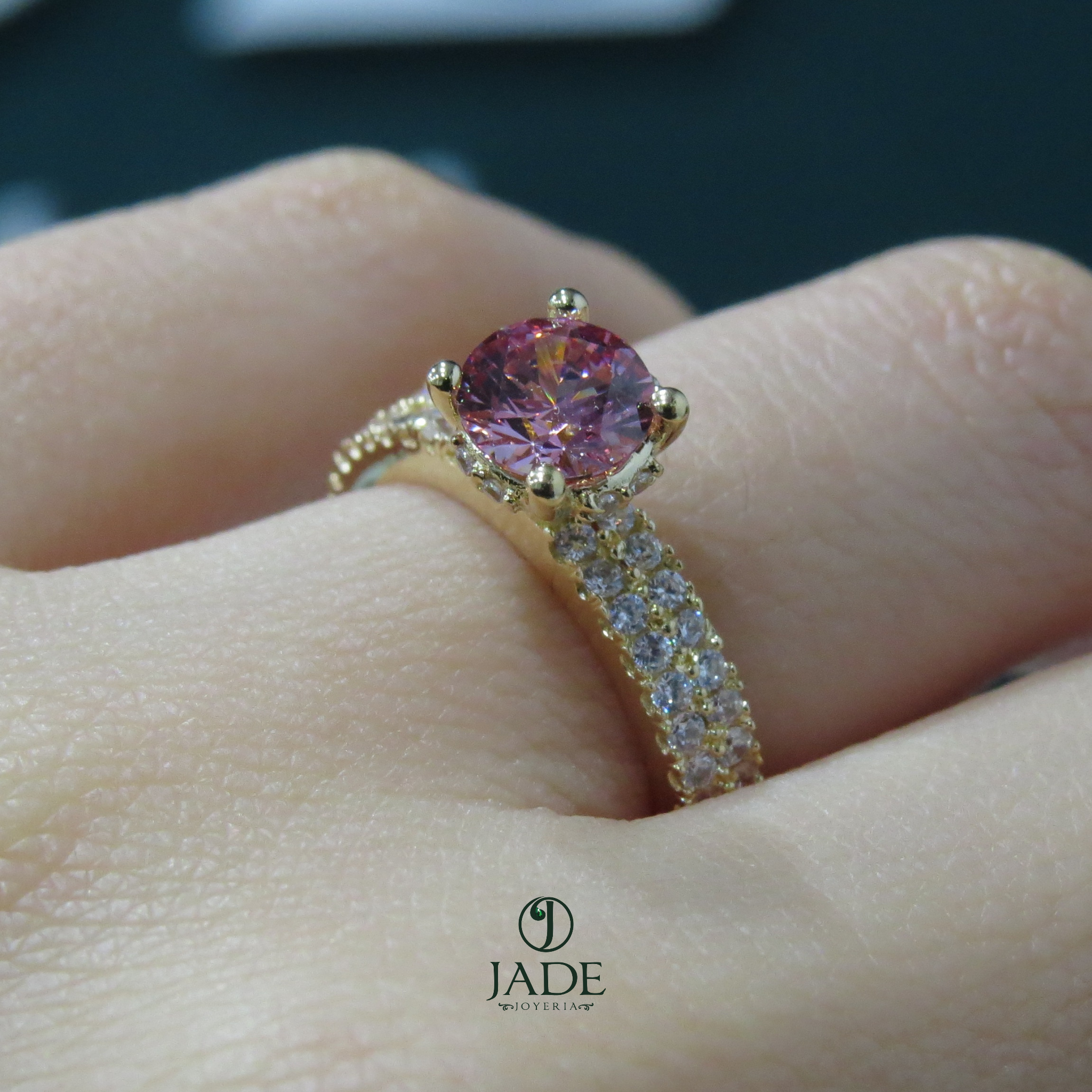 Anillo con piedra Rosa
