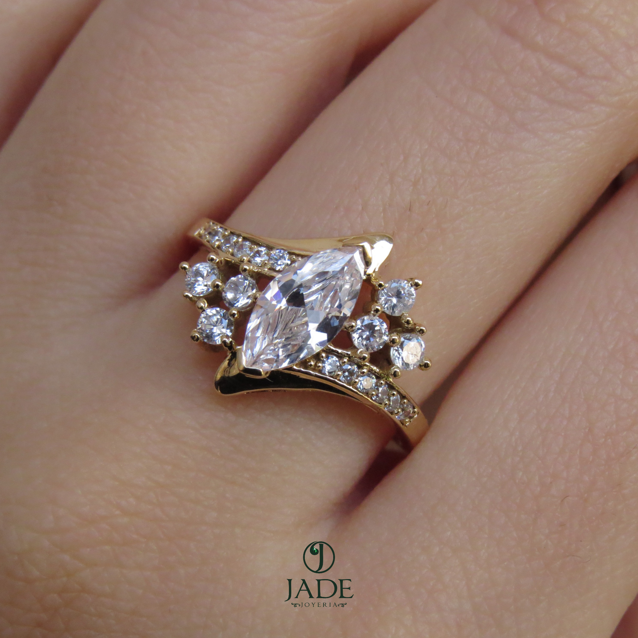 Anillo con piedra almendra