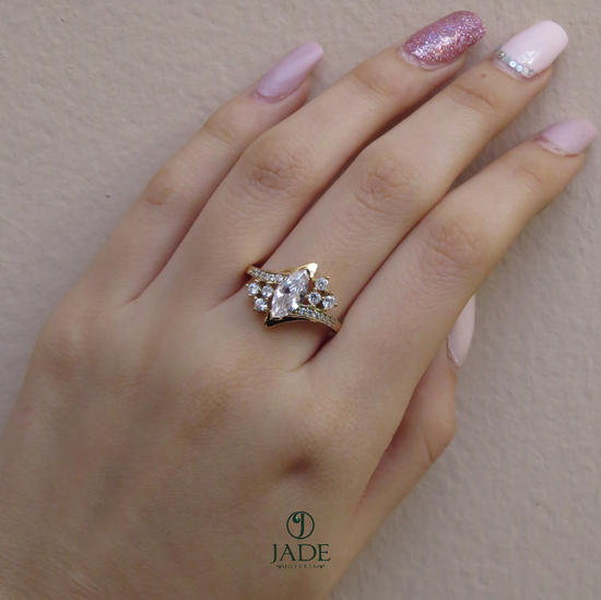Anillo de compromiso con piedra almendra en oro 18k – Jade18k (vista 3)