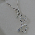 Dije de estetoscopio en plata fina