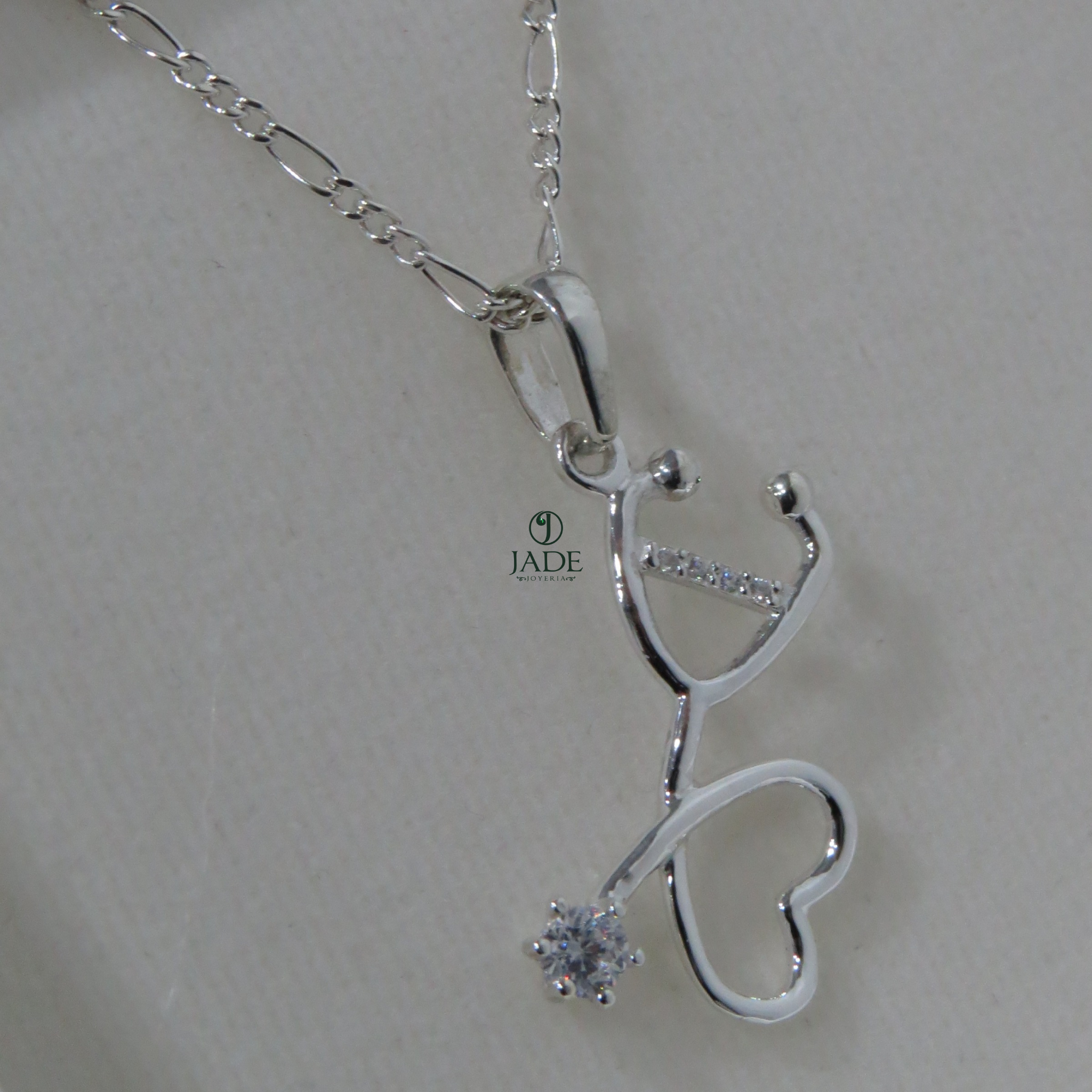 Dije de estetoscopio en plata fina