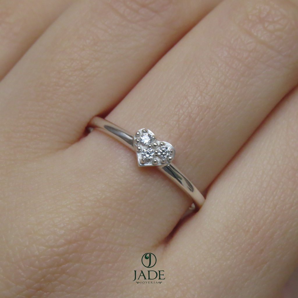 Anillo con corazón de 3 piedras en plata fina