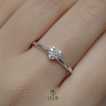 Anillo con corazón de 3 piedras en plata fina