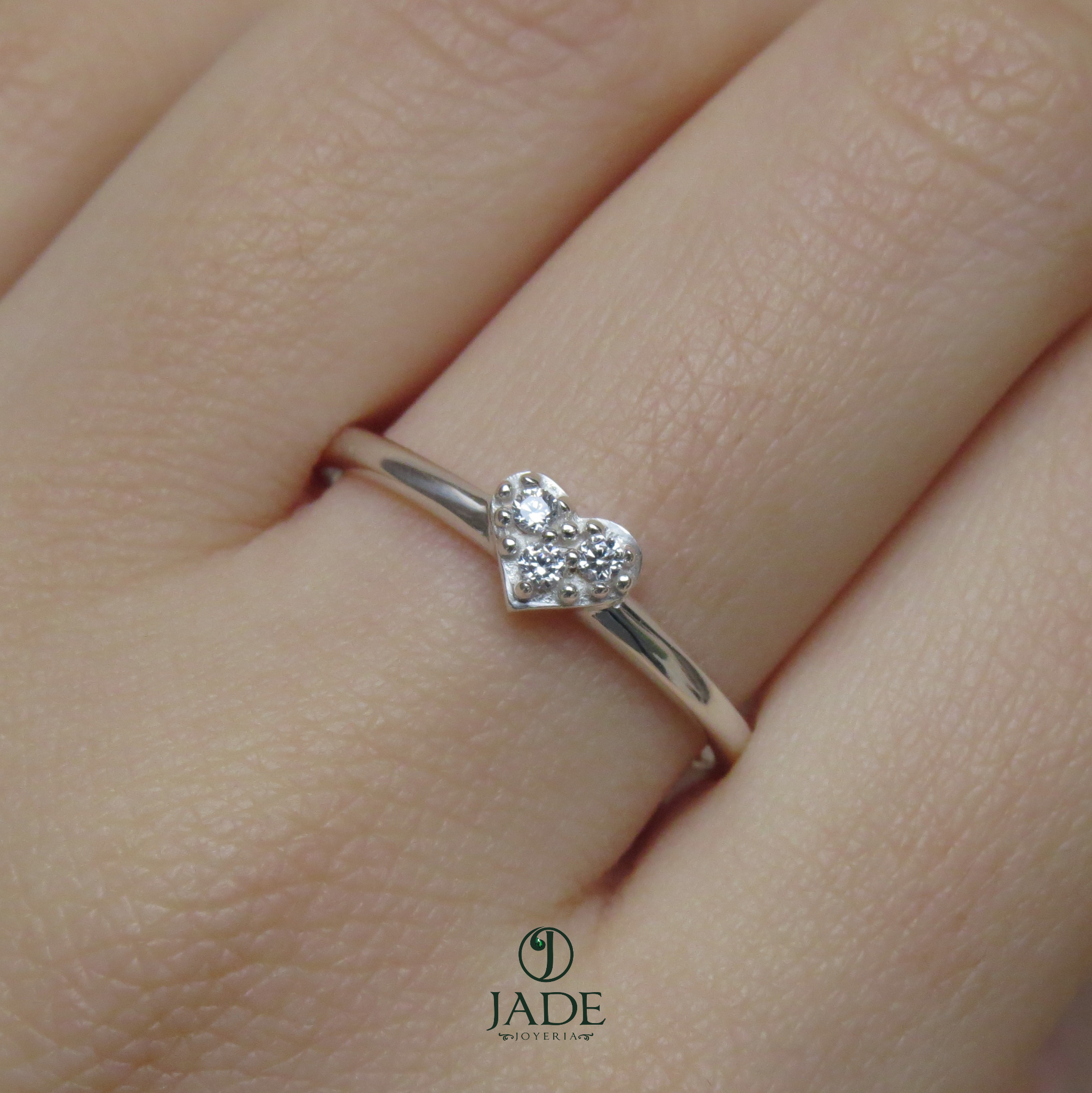 Anillo con corazón de 3 piedras en plata fina