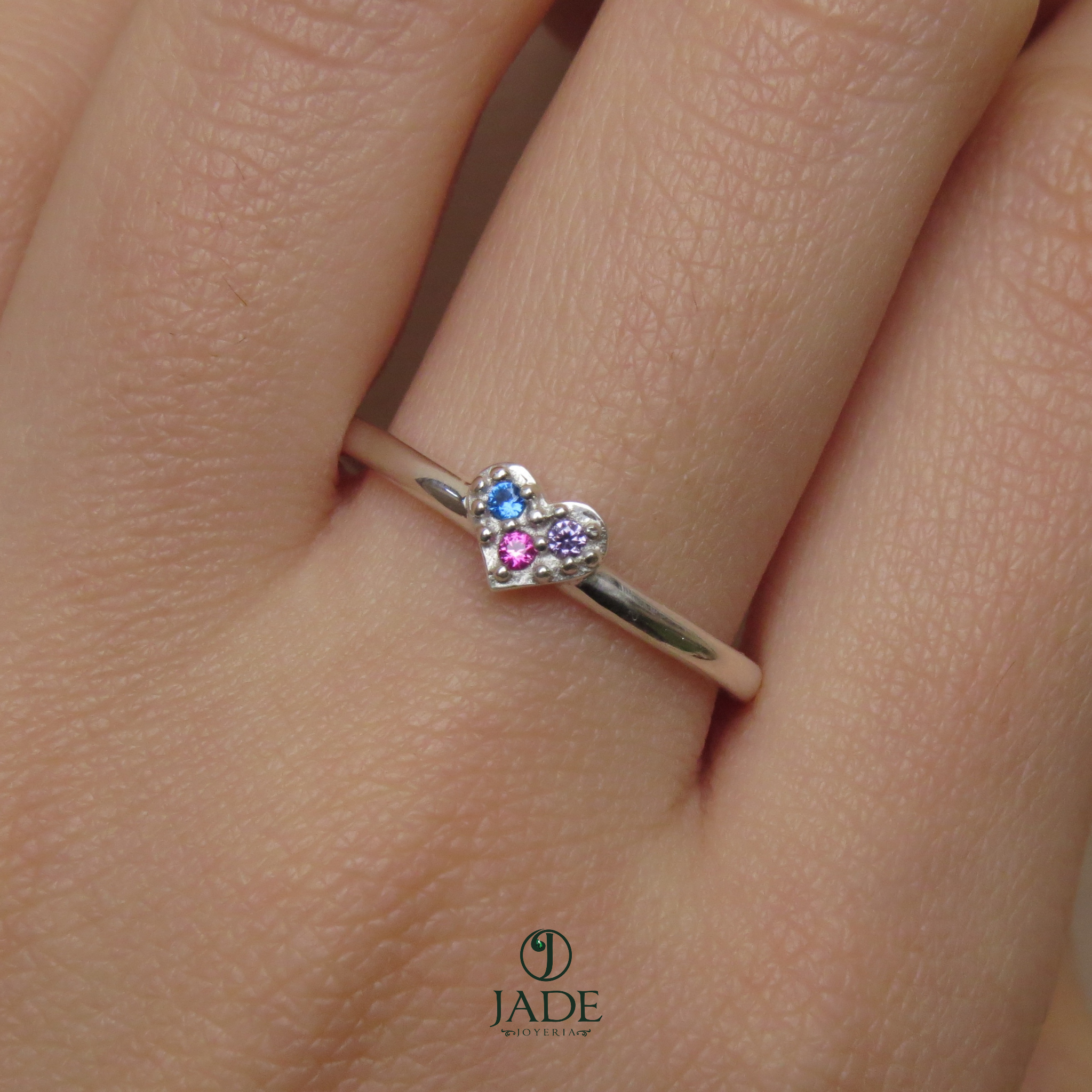 Anillo con corazón de 3 piedras en plata fina