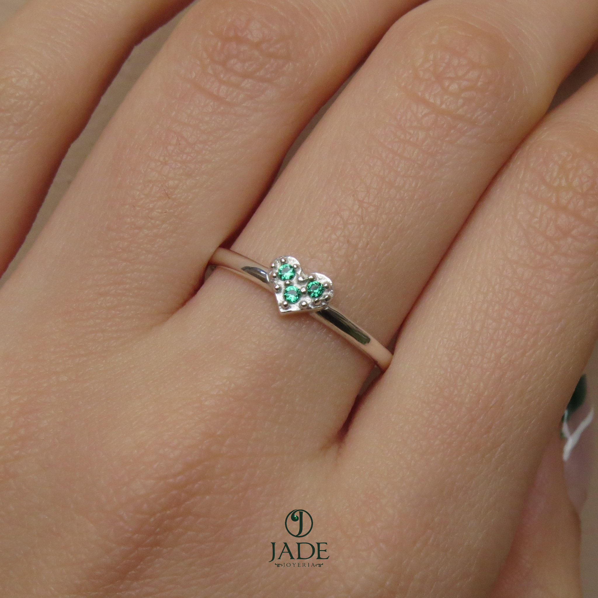 Anillo con corazón de 3 piedras en plata fina
