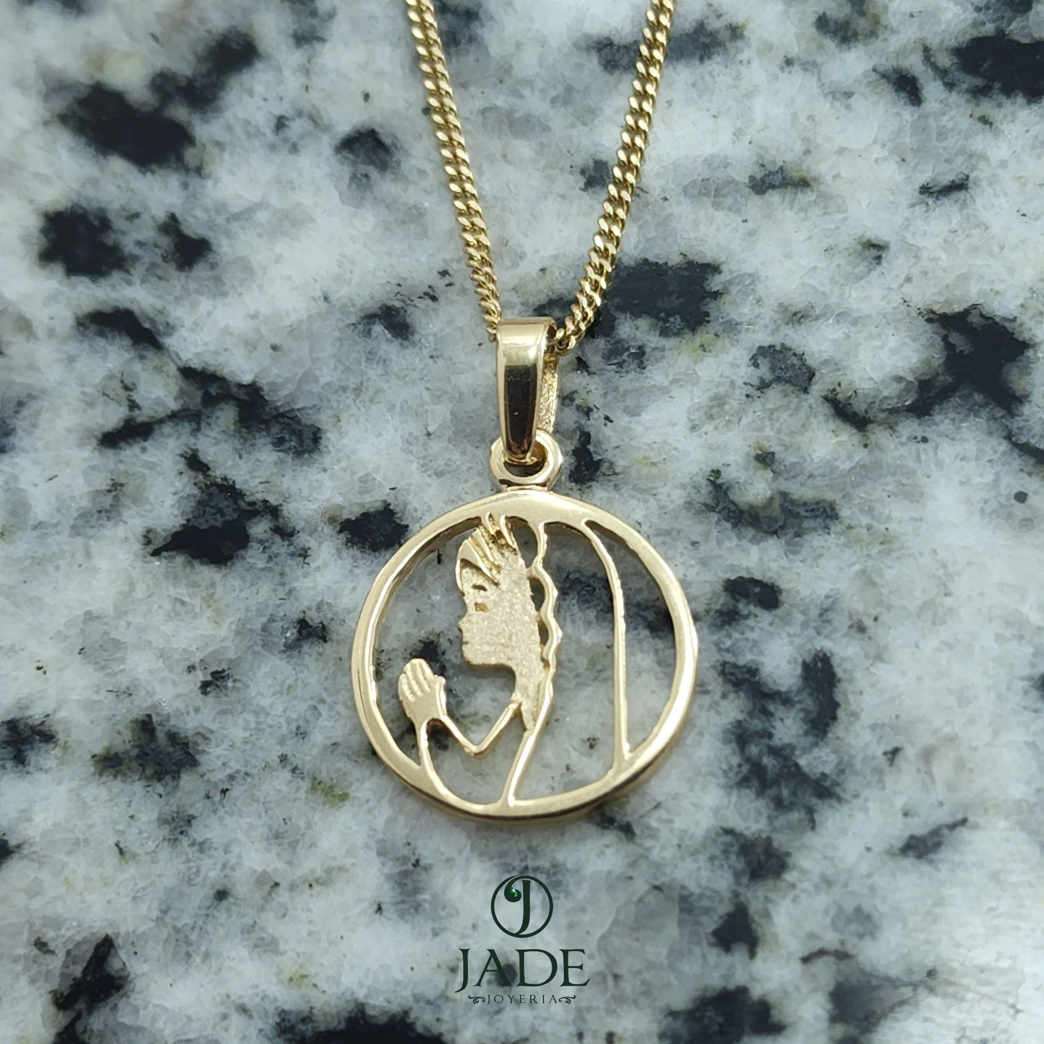 Collar con dije de virgen