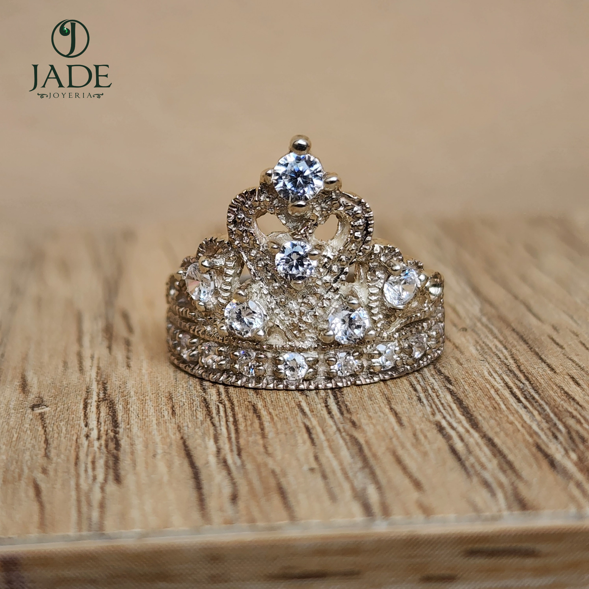 Anillo de corona magnifica en plata fina