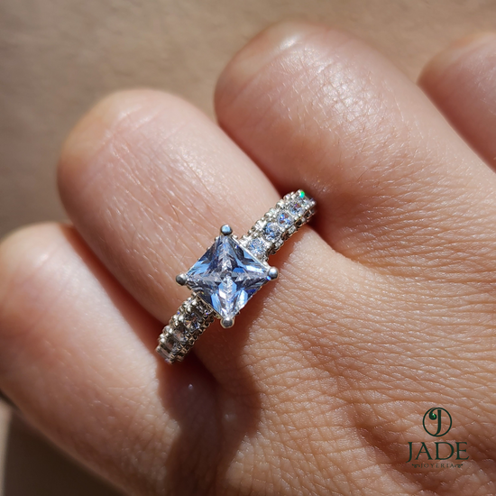 Anillo Mercedes de Compromiso en Plata Piedra Cuadrada – Jade18k (vista 2)