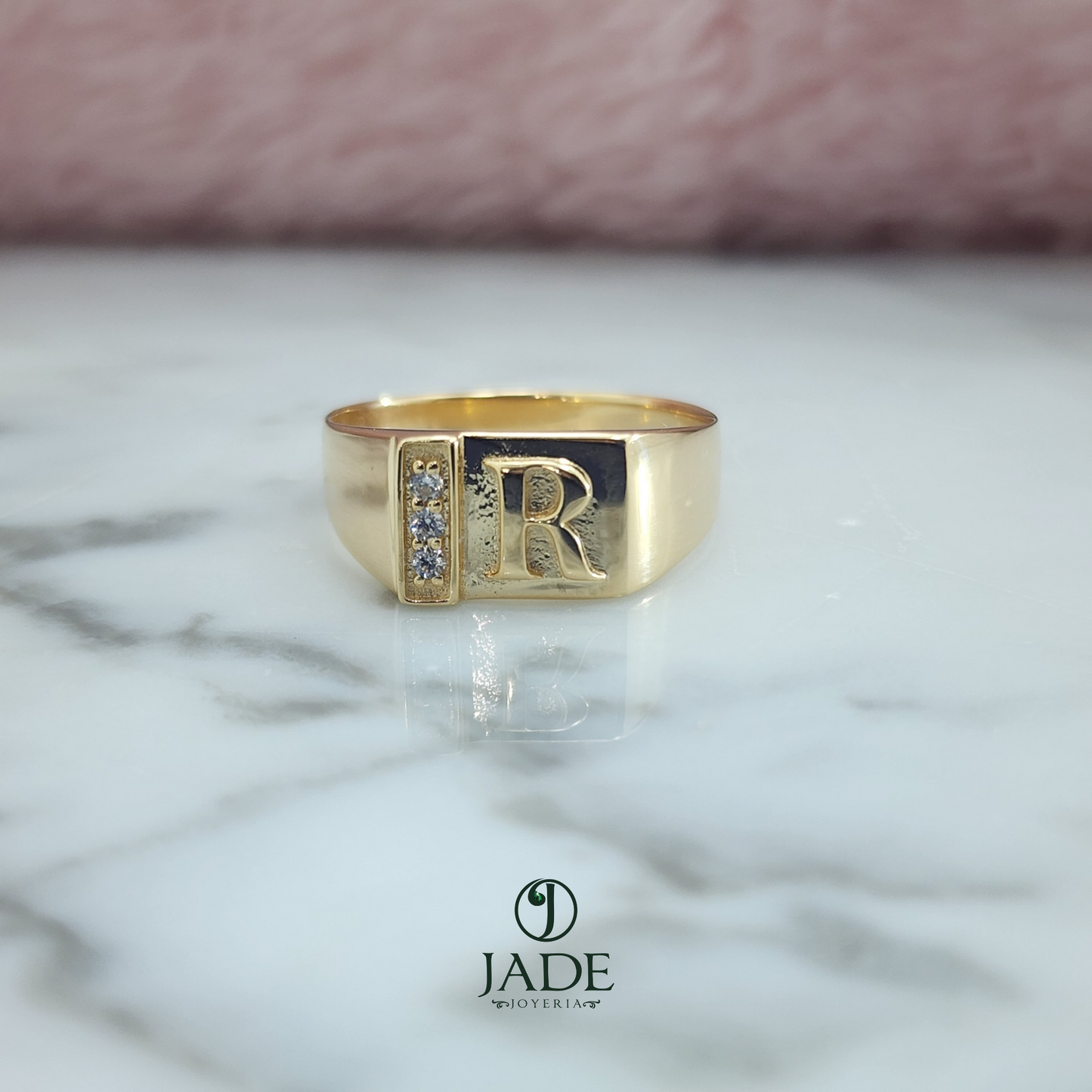 Chevalier con letra R en oro de 18k