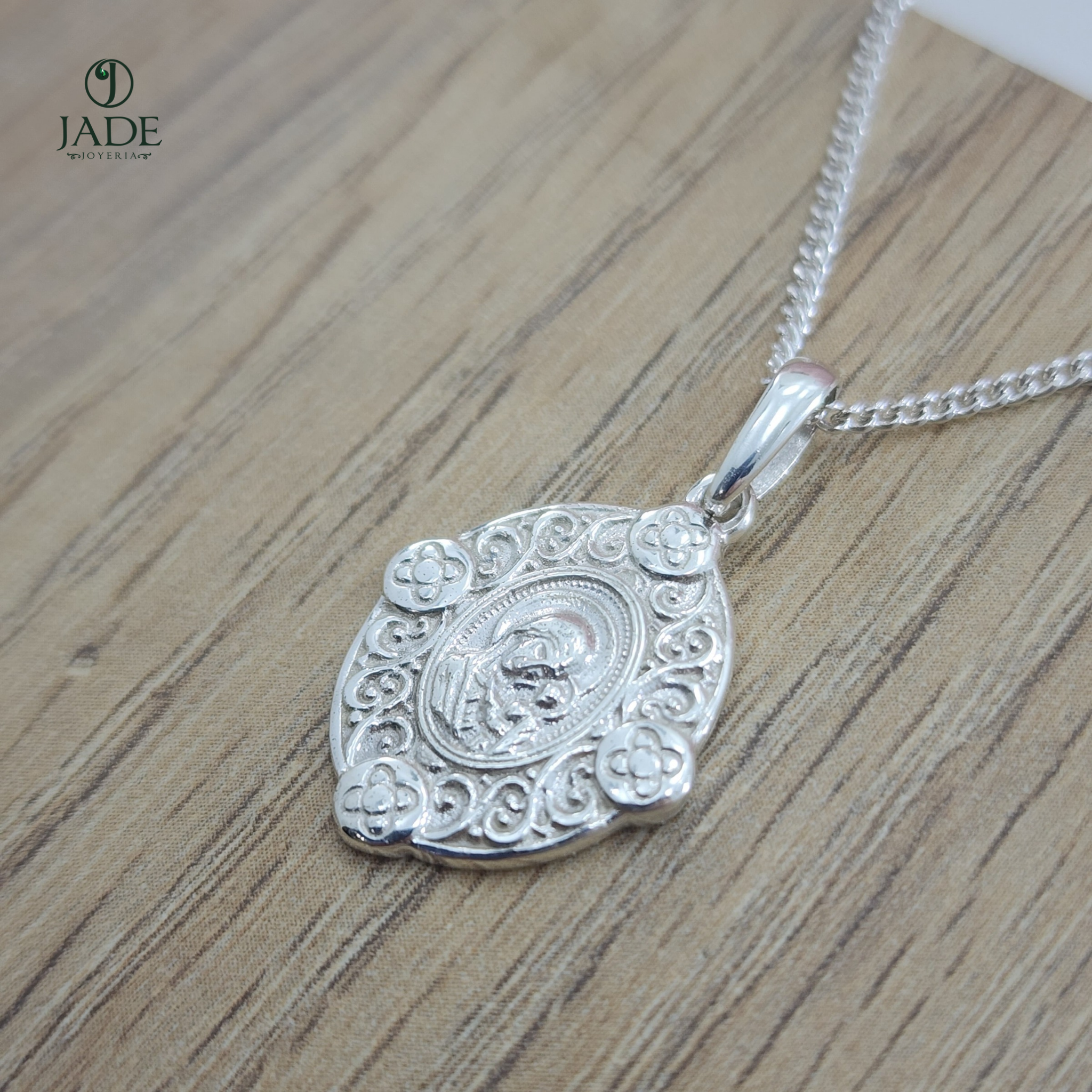 Dije de Virgen Maria en plata fina