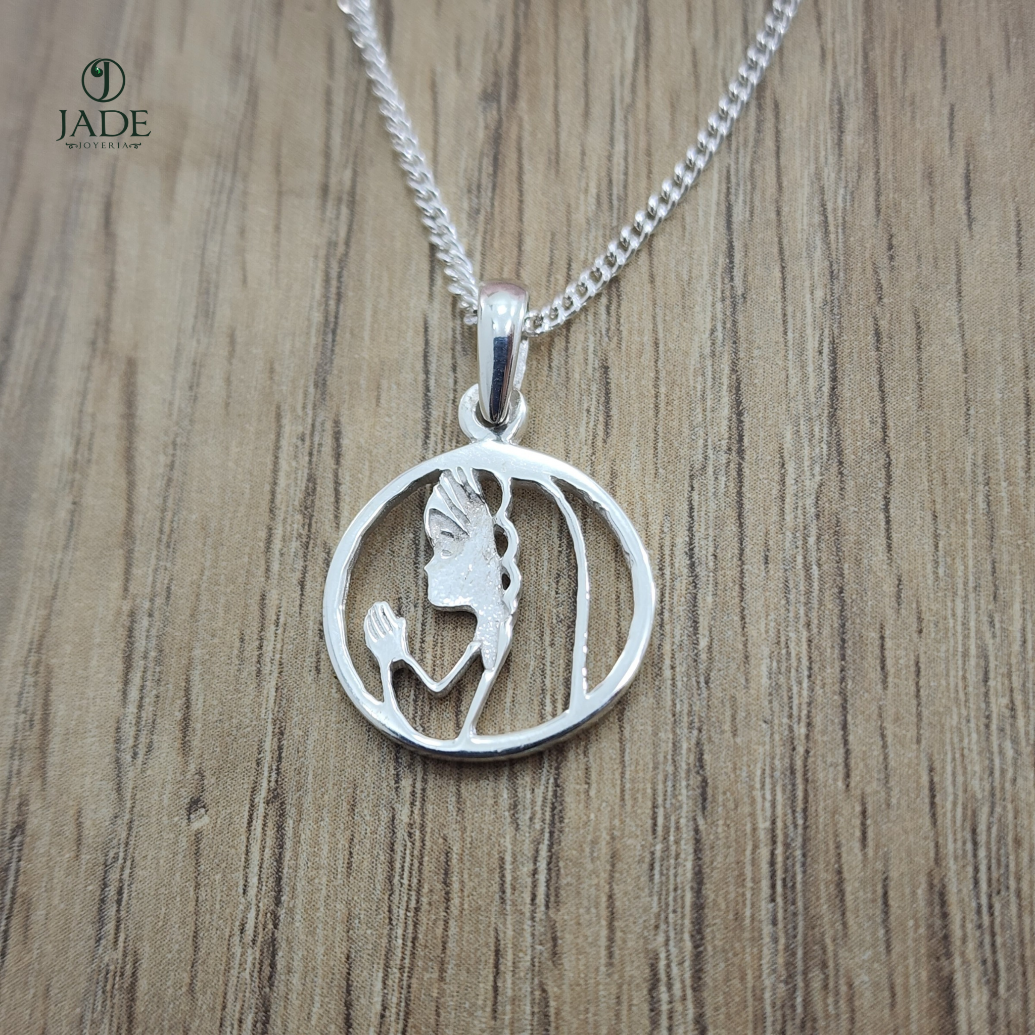 Dije de Virgen Maria en plata fina